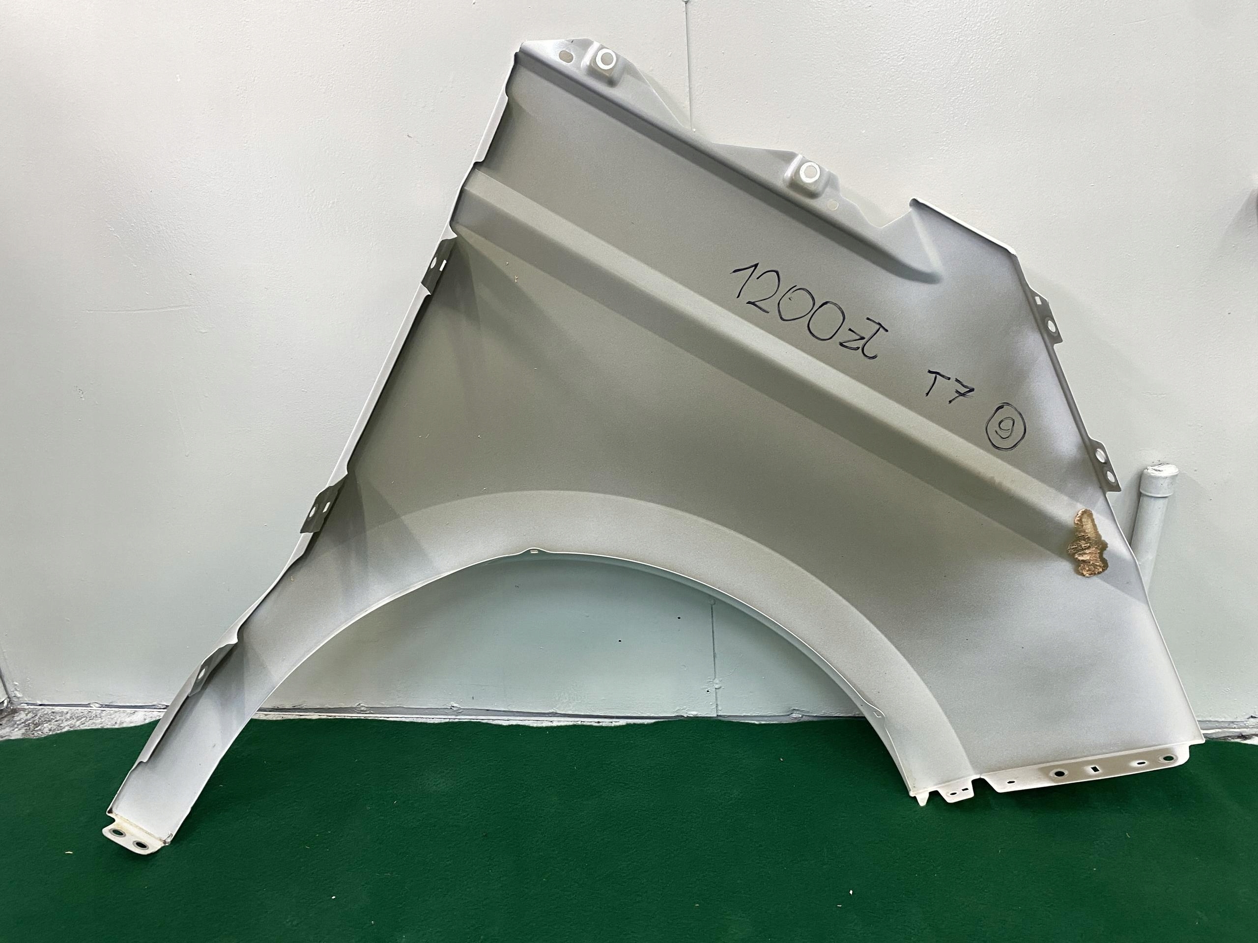 Transporter Multivan T7 21- fender front front left Bialy do zalozenia