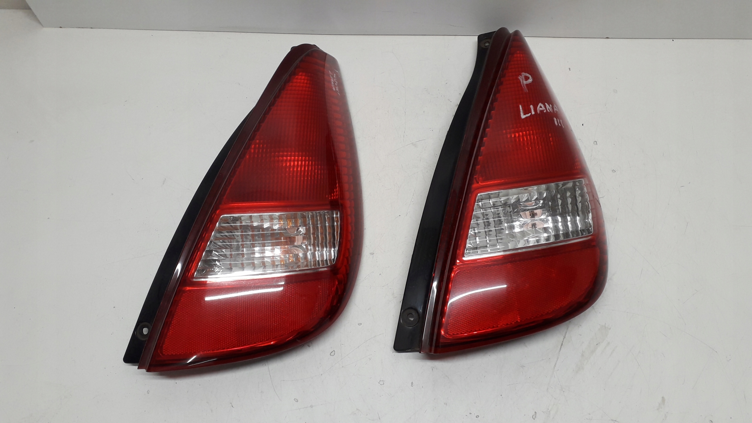 SUZUKI LIANA 5D KOMBI 01- LAMPA PRAWA TYLNA KOMPL