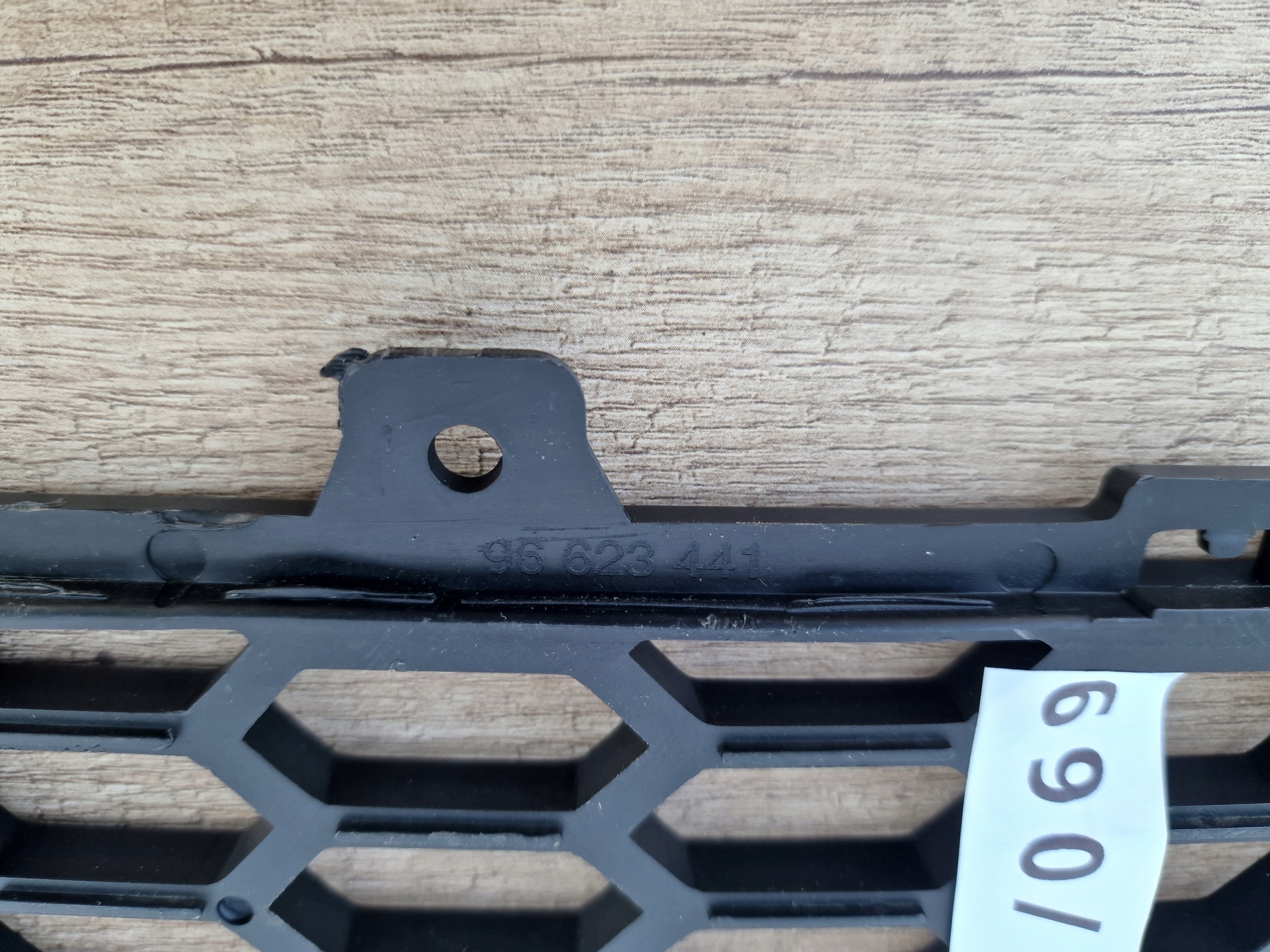 CHEVROLET CAPTIVA grid of a bumper front central