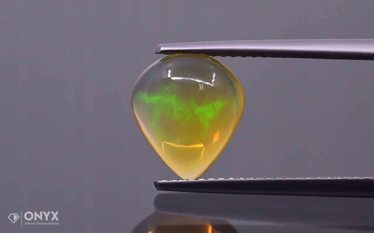 Opál z Etiopie kabošon slza 11x9,5 mm