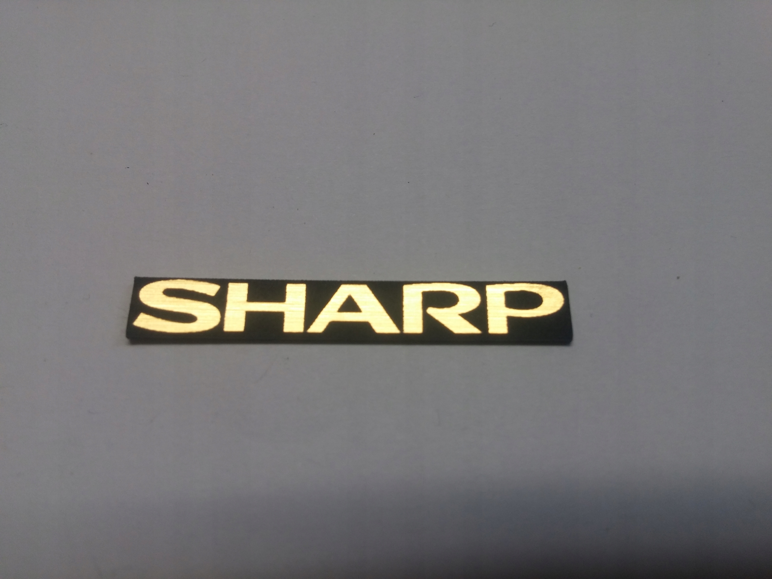 

Sharp naklejka emblemat 39 x 5 mm * Złota