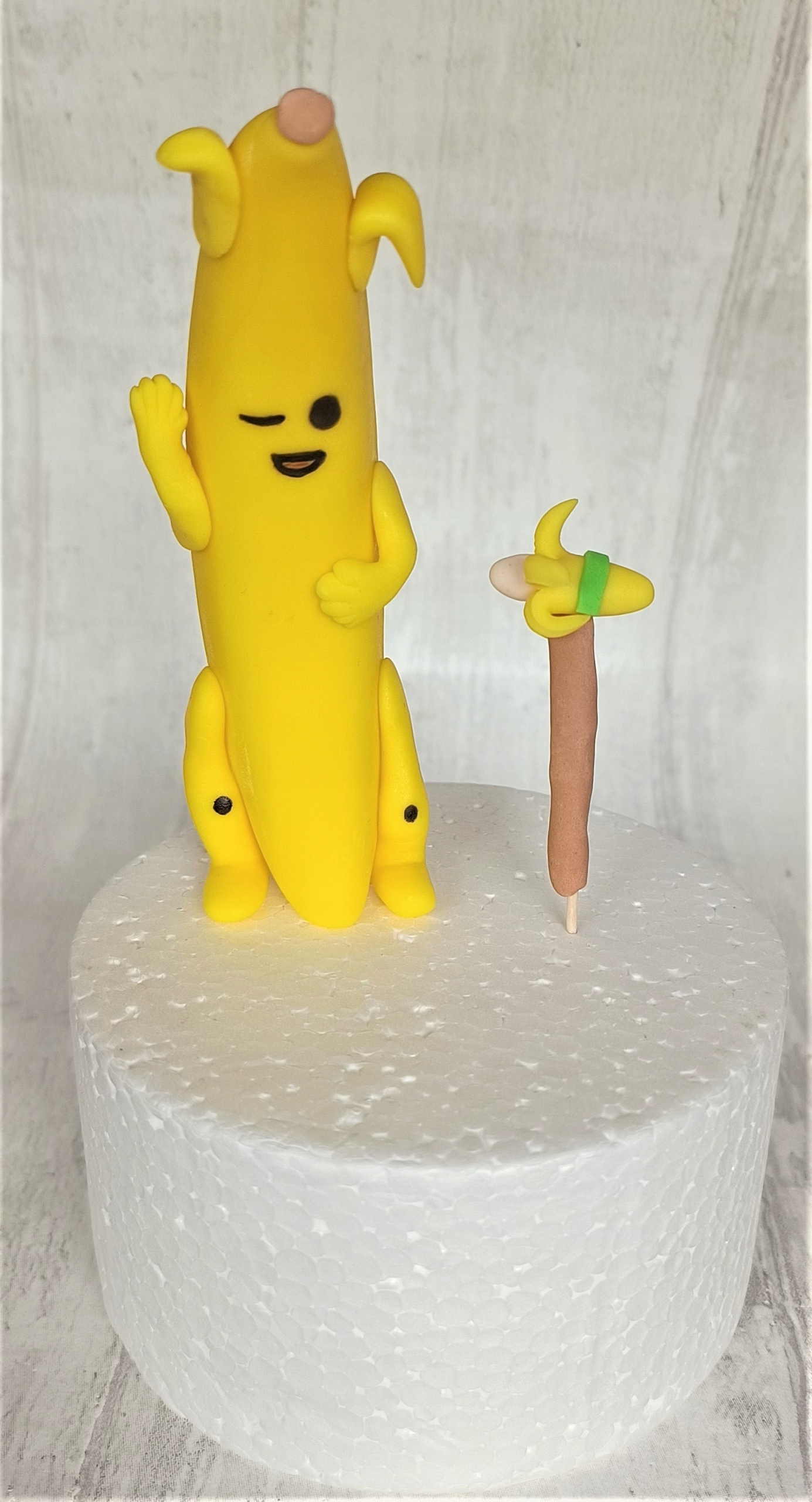 Levně Banán Fortnight Peely figurka sekera banán z cukrové hmoty na dort
