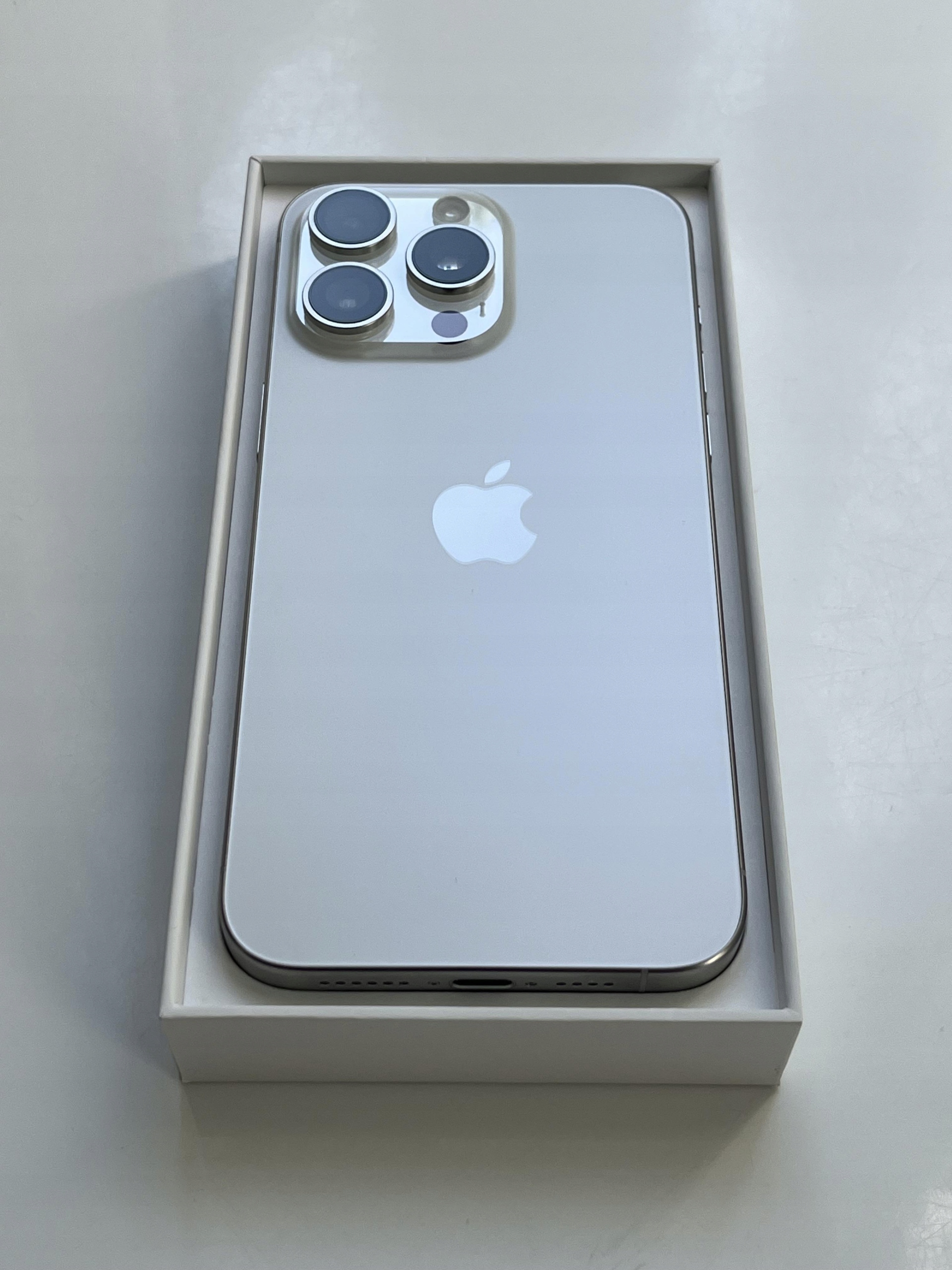 Apple iPhone 15 Pro Max ホワイト 1TB apple-iphone-15-pro-max-1tb-