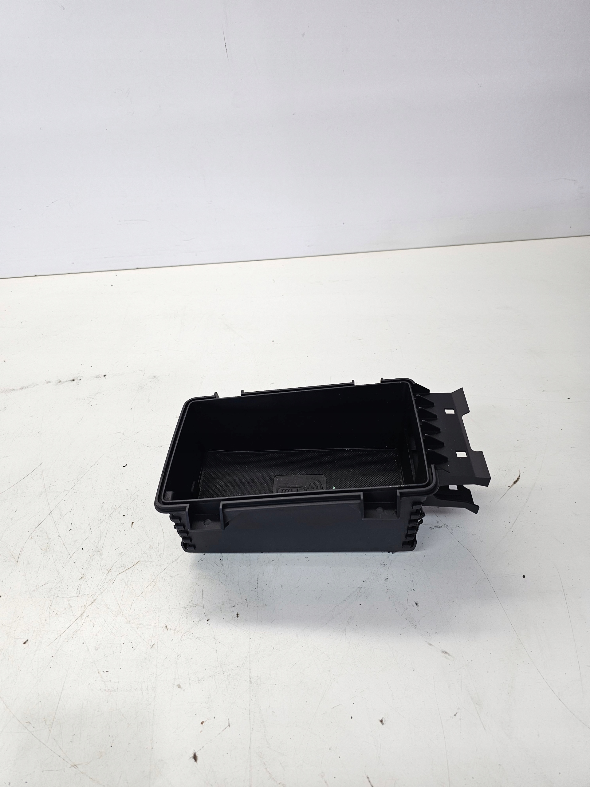бардачок полка консоль Audi A3 8V 8V0863300B