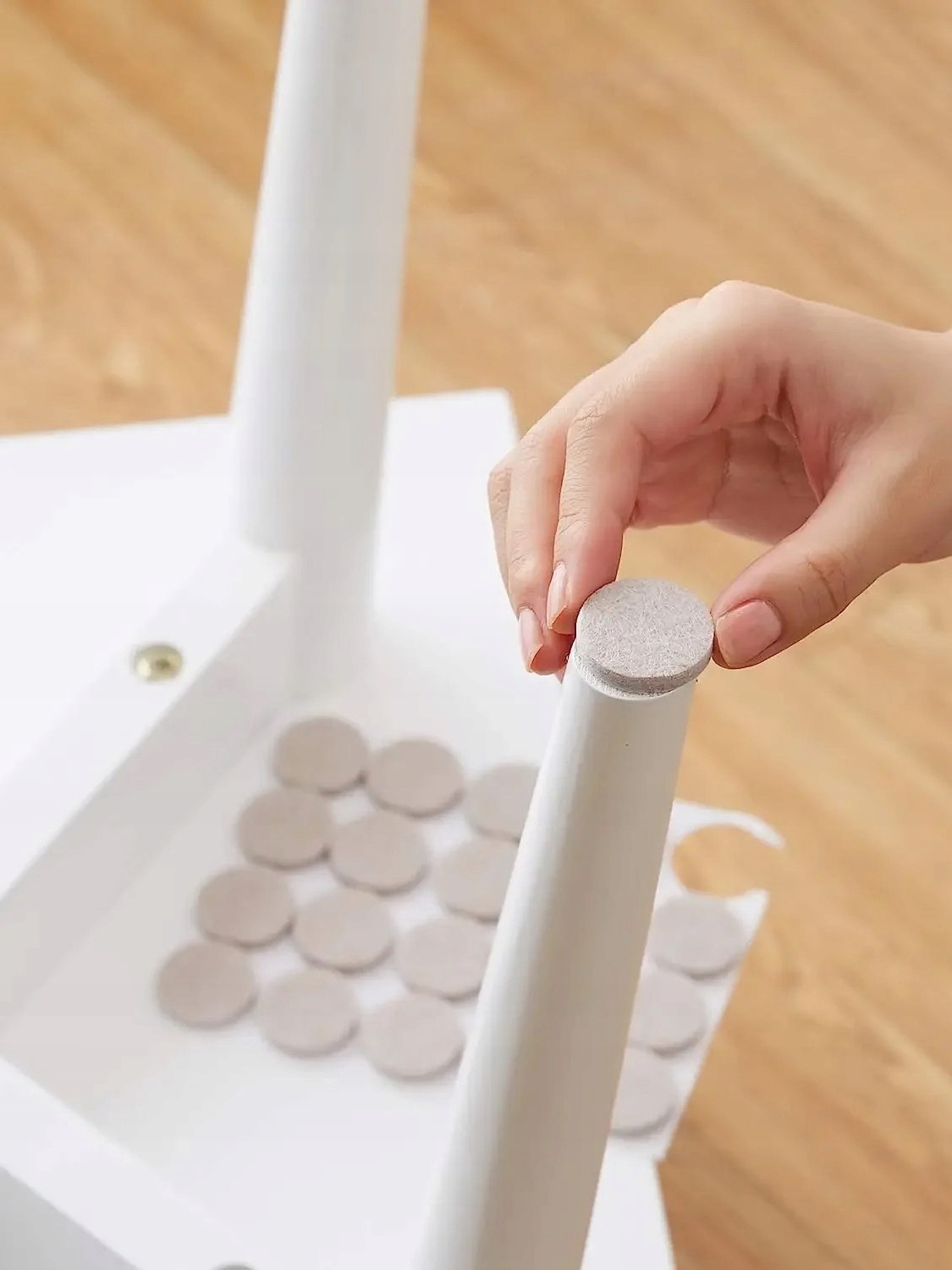 PODKŁADKI POD MEBLE KRZESŁA FILCOWE SAMOPRZYLEPNE ANTYPOŚLIZGOWE GRUBE x18 Stan opakowania oryginalne