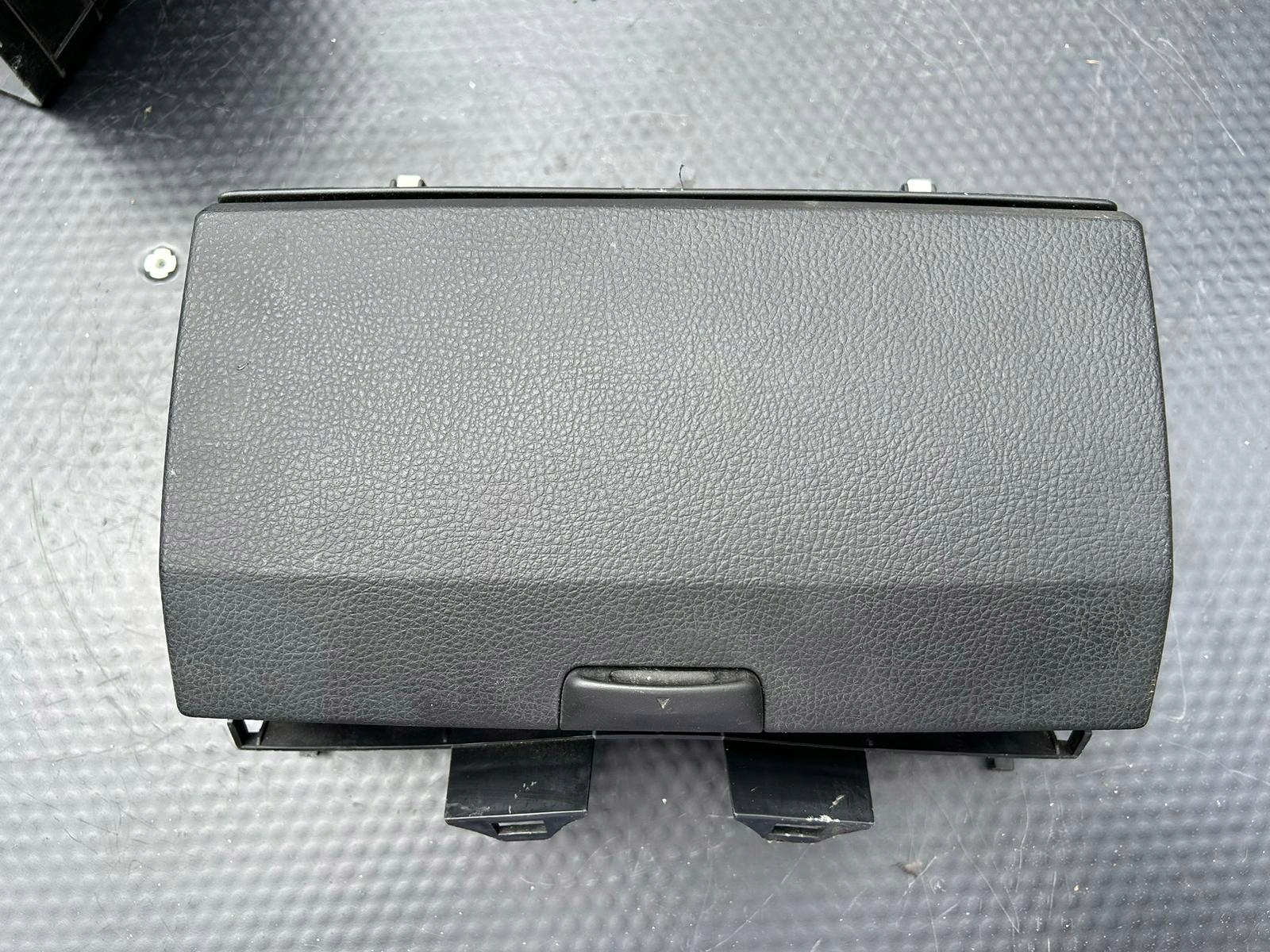 mazda 6 и - бардачок консоли - GJ6AG0245