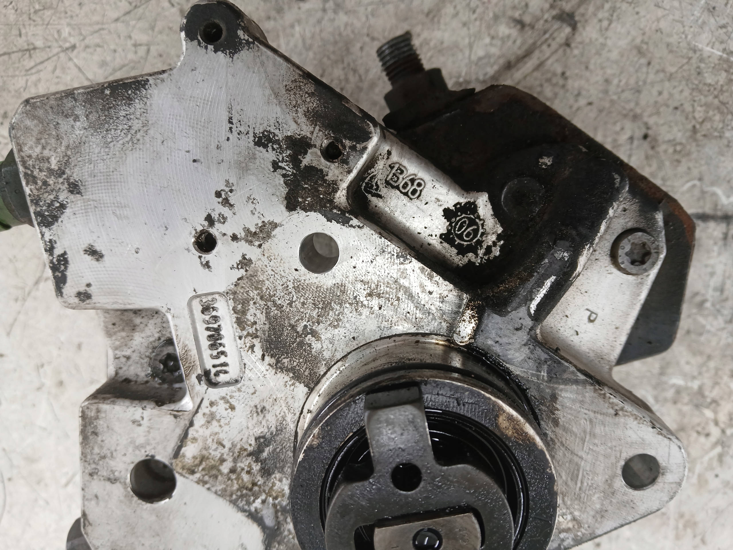 VOLVO V70 II 2.4 D5 Einspritzpumpe 30756125