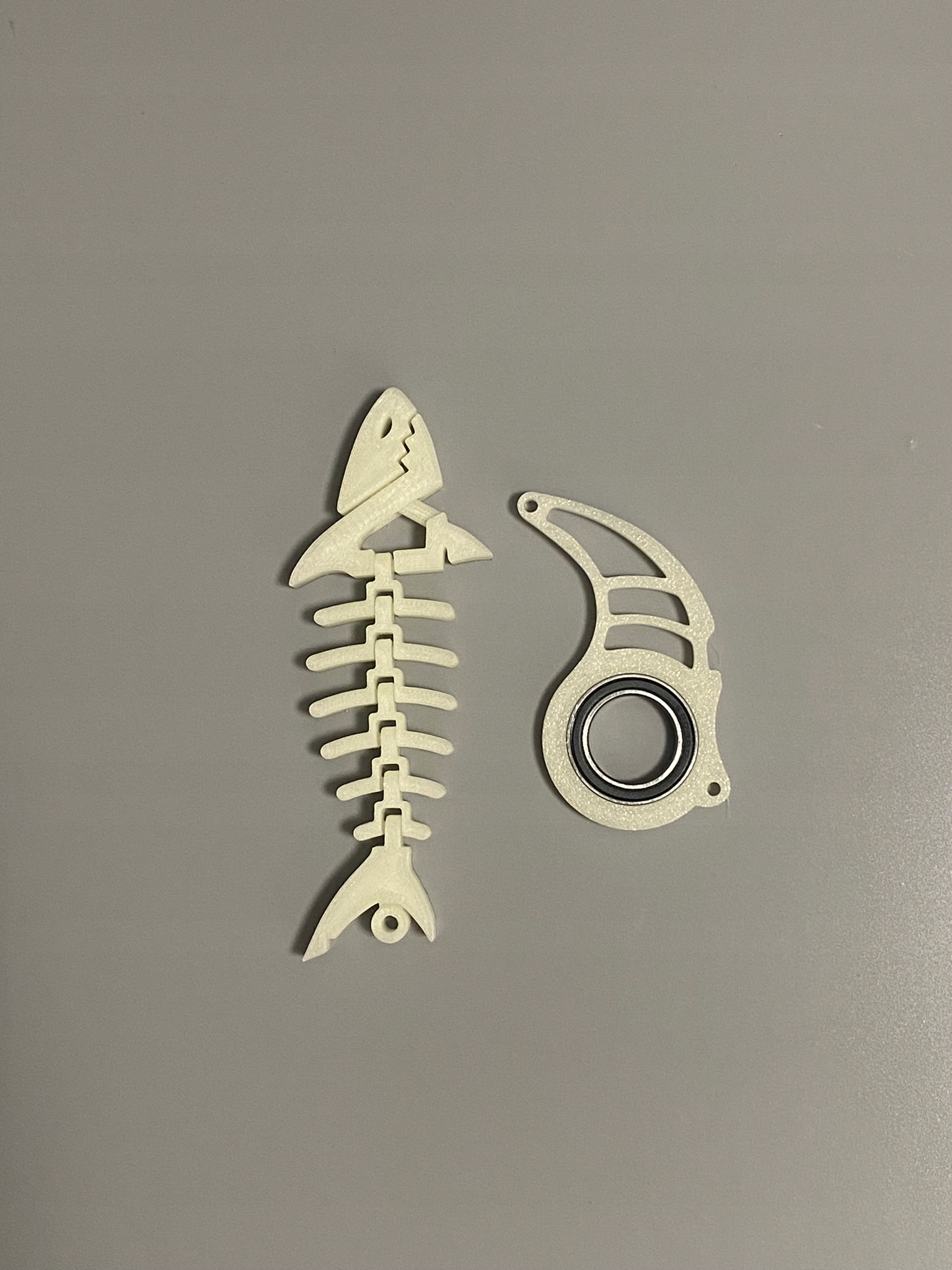 Brelok do Kluczy KEYRAMBIT KEYSPINNER karambit spinner ŚWIECĄCY W CIEMNOŚCI Marka inna