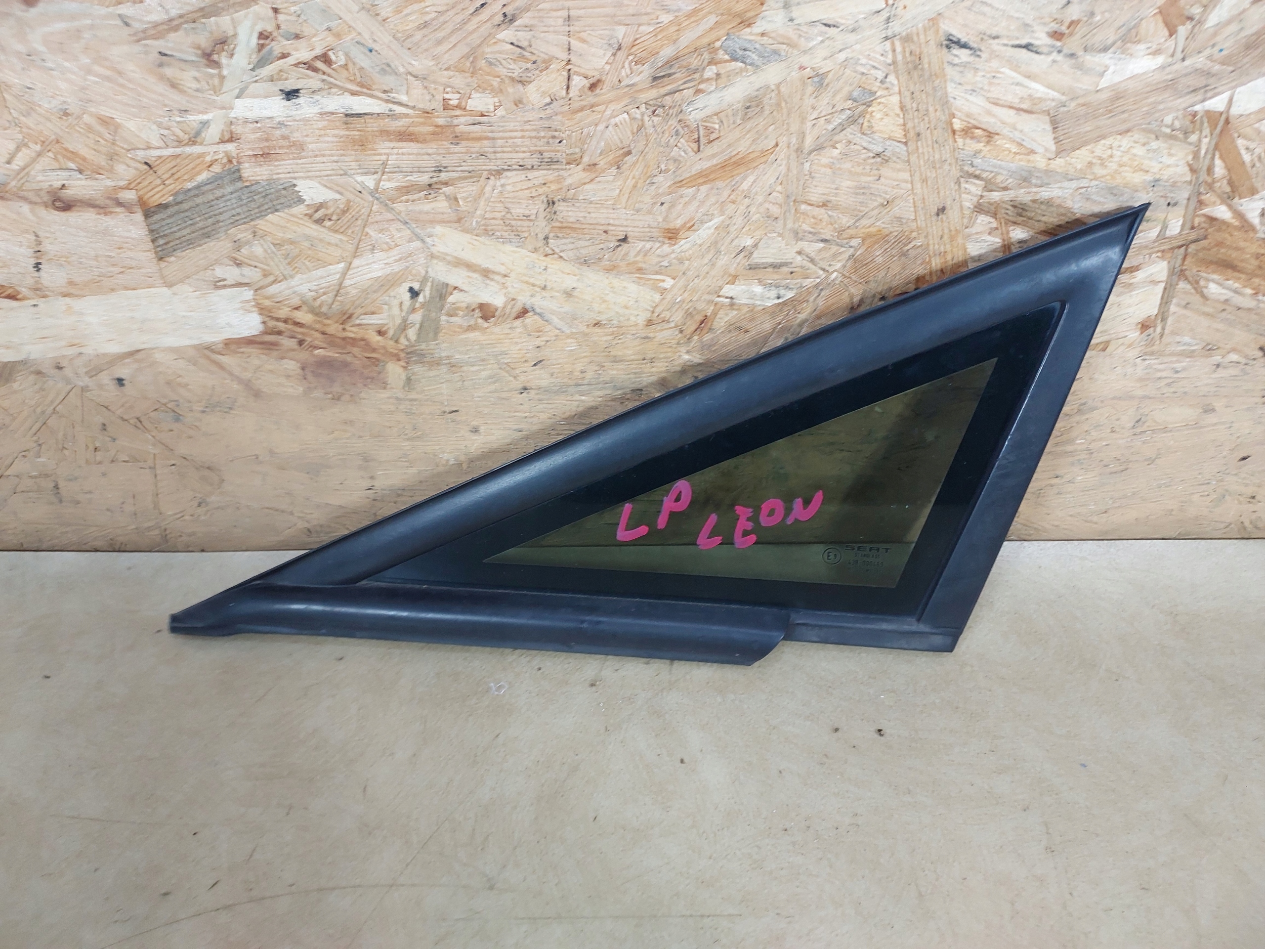 LEON II SZYBA KAROSERYJNA TRÓJKĄT LEWY PRZÓD