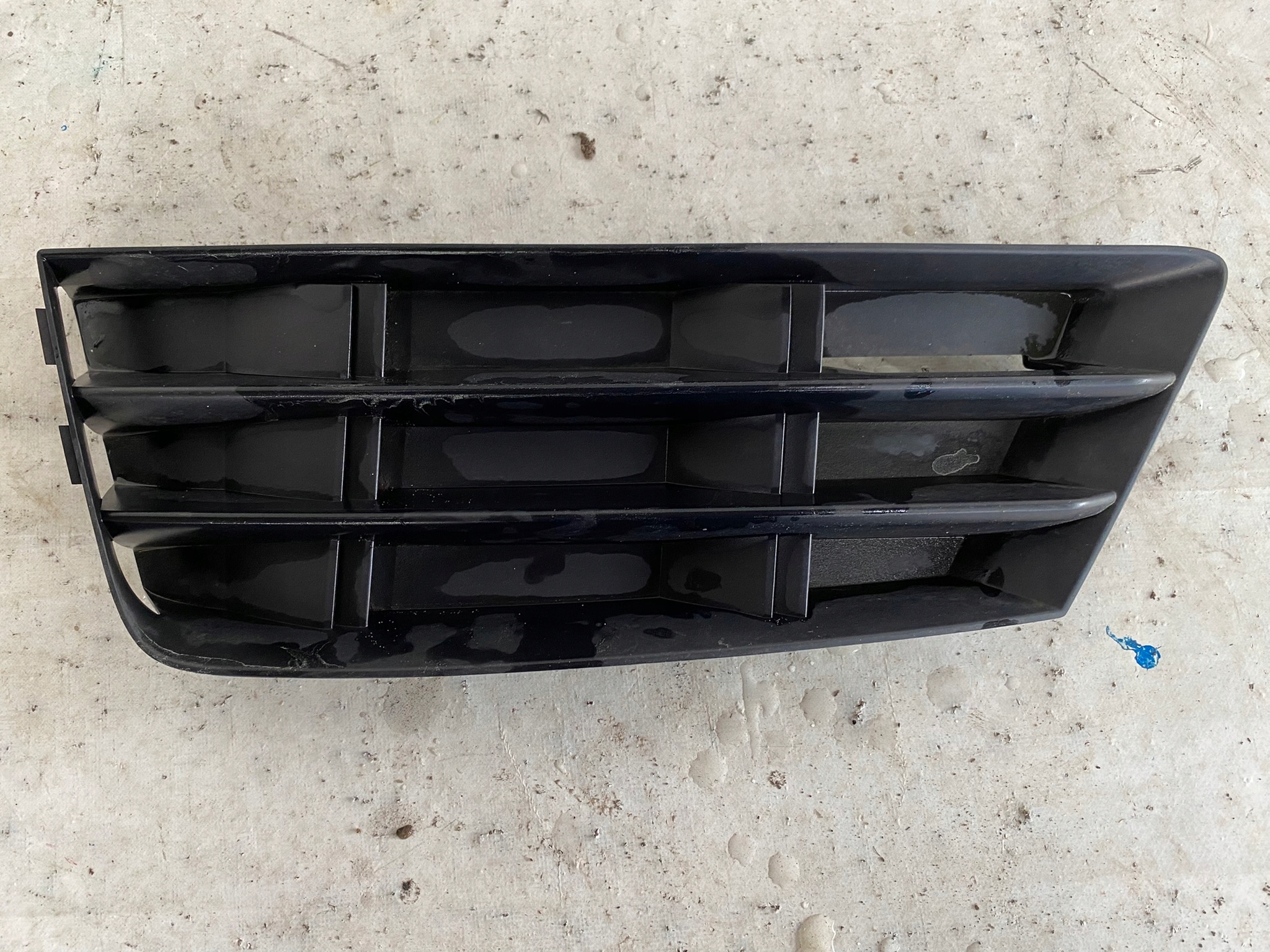 AUDI A4 B9 15- grid of a bumper front left 8W0807681B