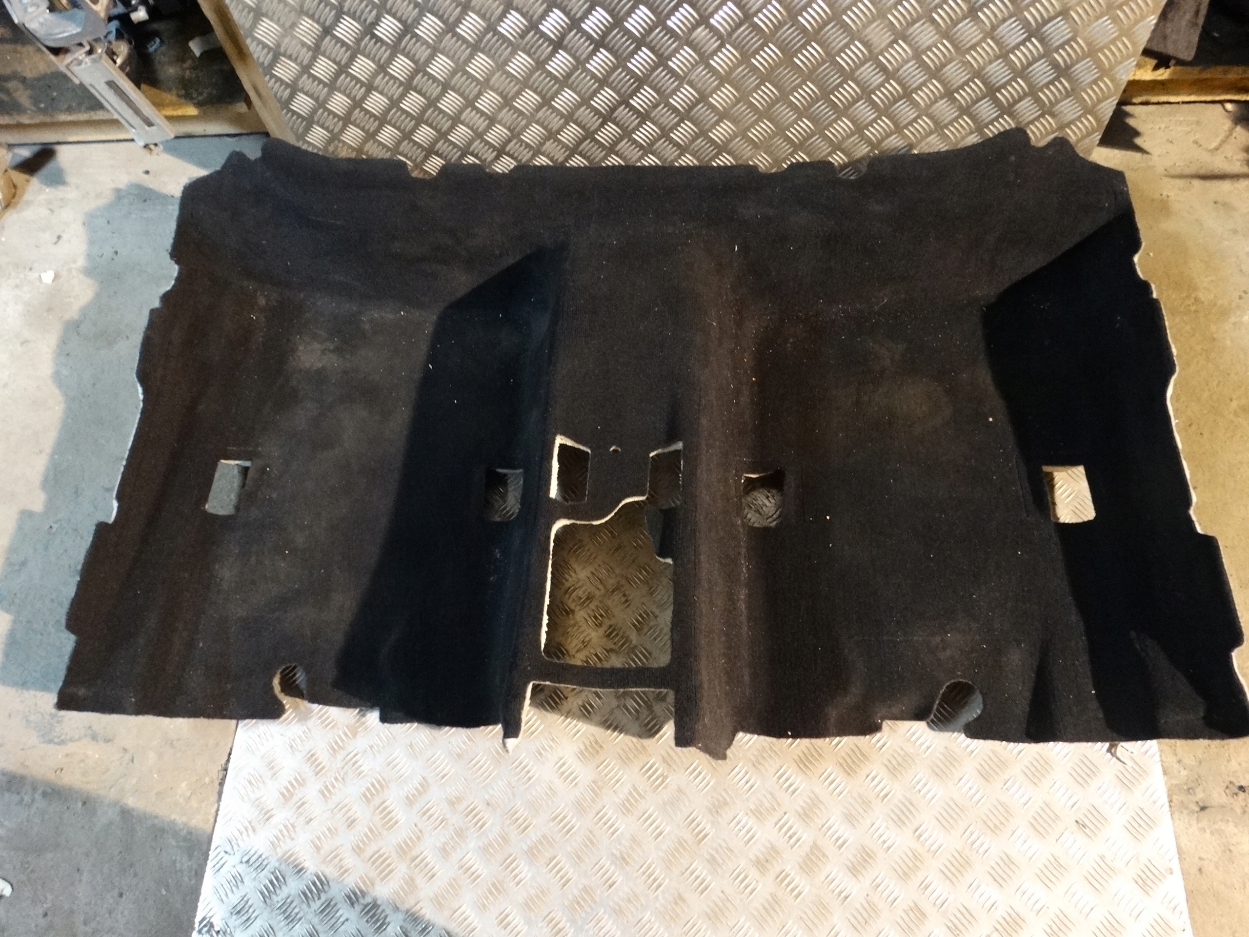 IDEALNY carpet rear MERCEDES W206 1
