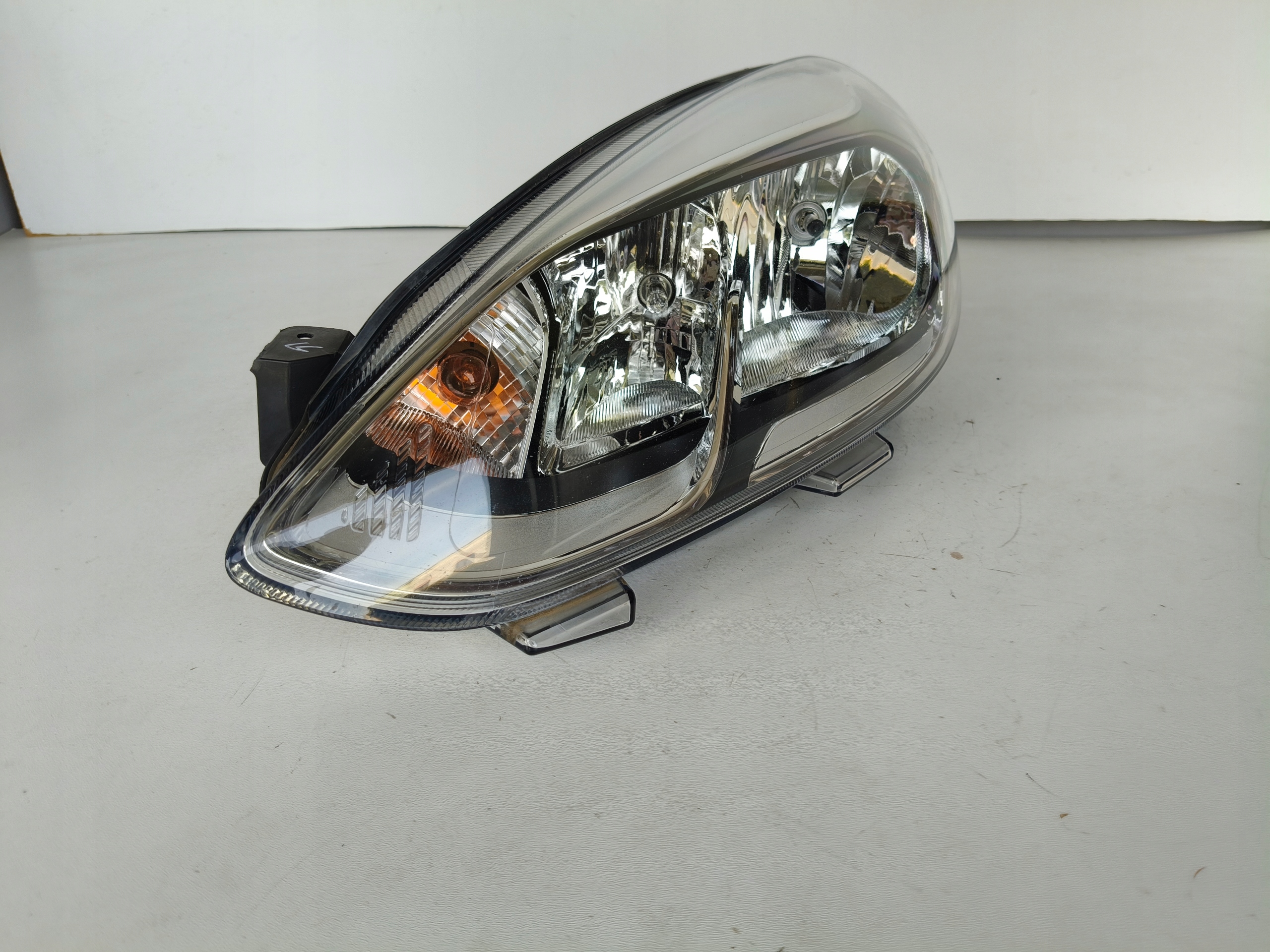 light left REFLEKTOR FORD FIESTA MK8 17