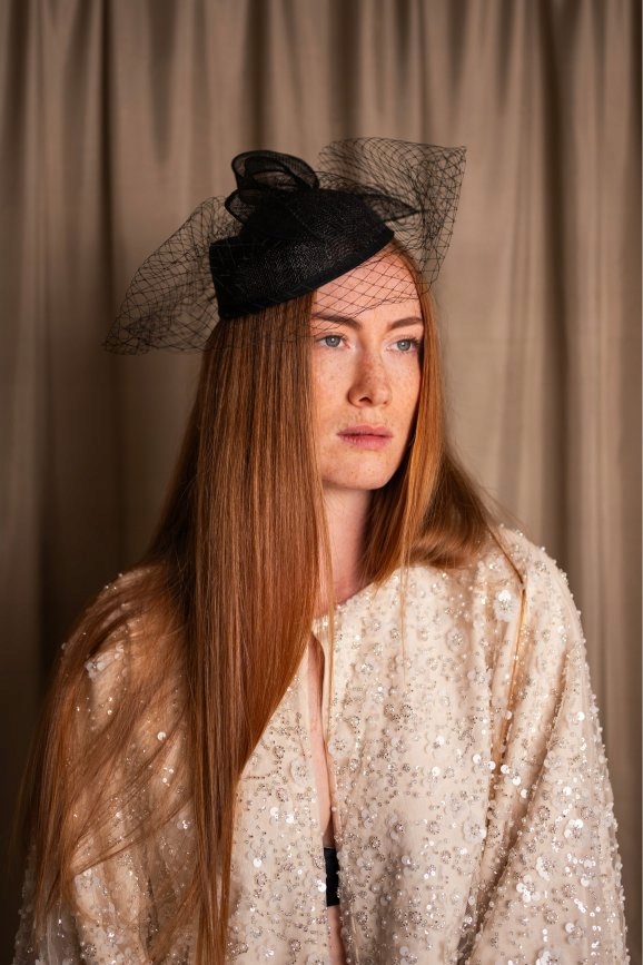 Fascynator Dusky - ecru | toczek, z woalką, elegancki cz24368 Wzór dominujący bez wzoru