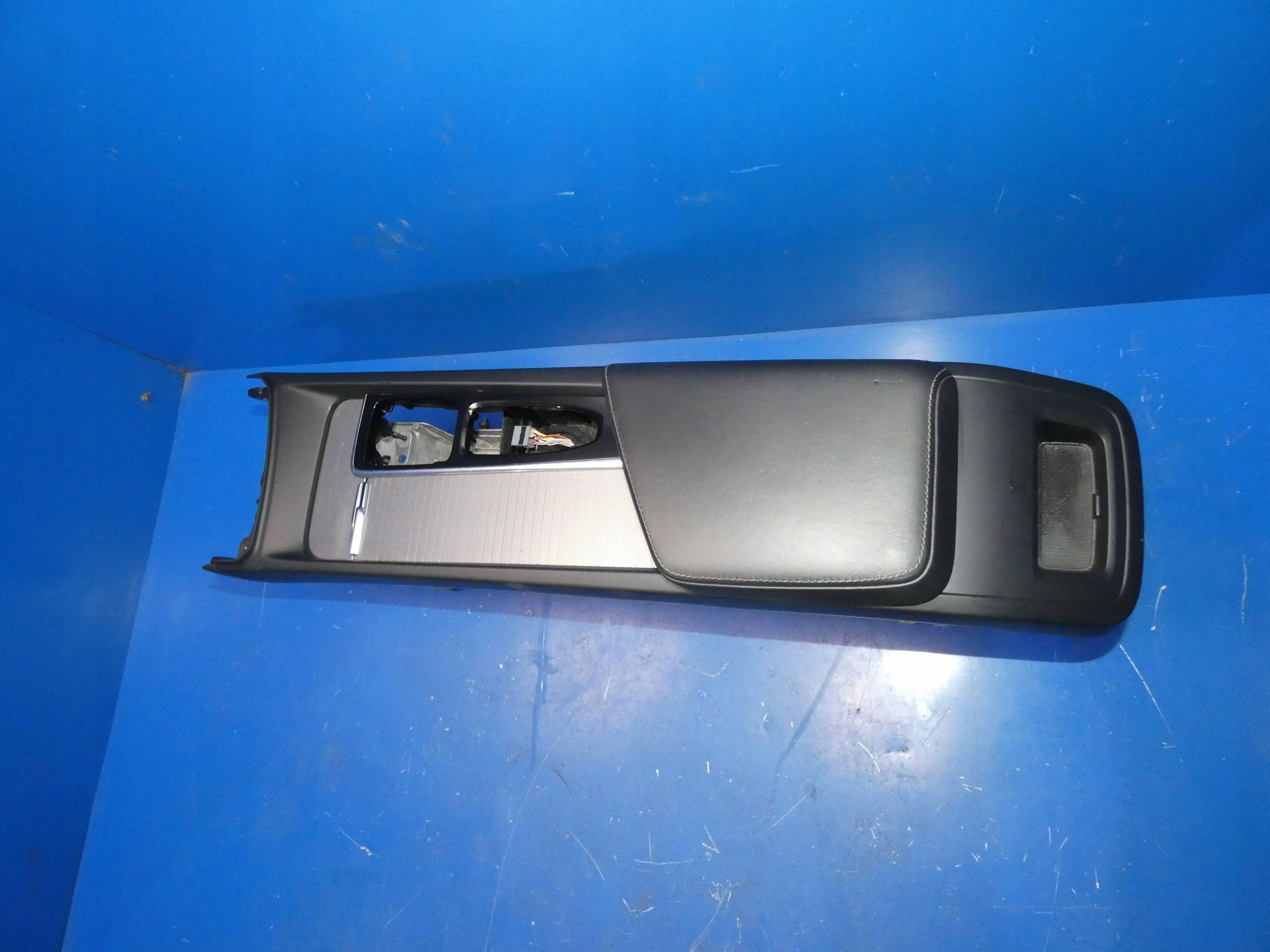 VOLVO XC60 II TUNEL central armrest passenger compartment WERSJA ANGIELSKA
