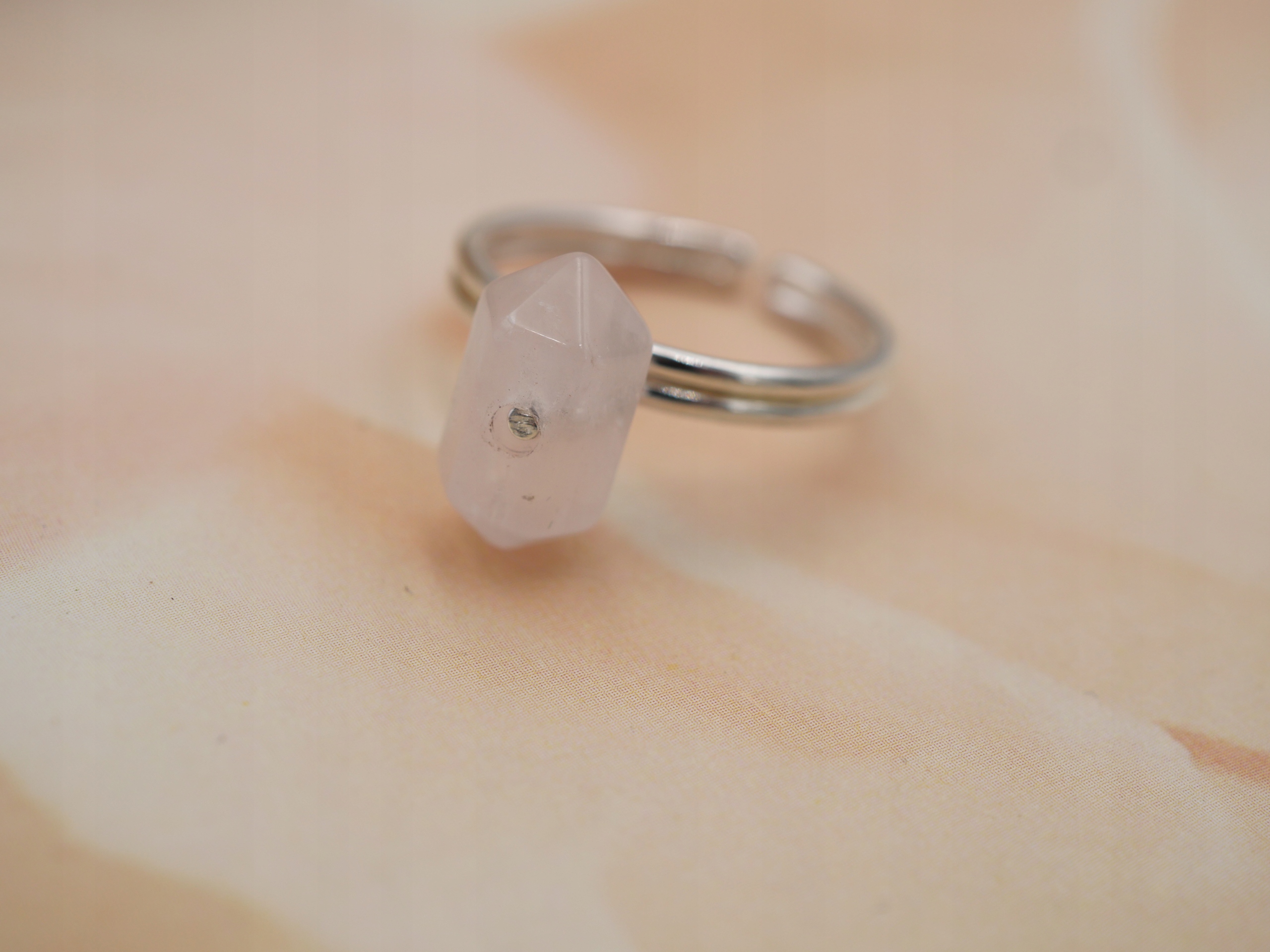 SREBRNY PIERŚCIONEK Z GROTEM-KRYSZTAŁ GÓRSKI Materiał srebro