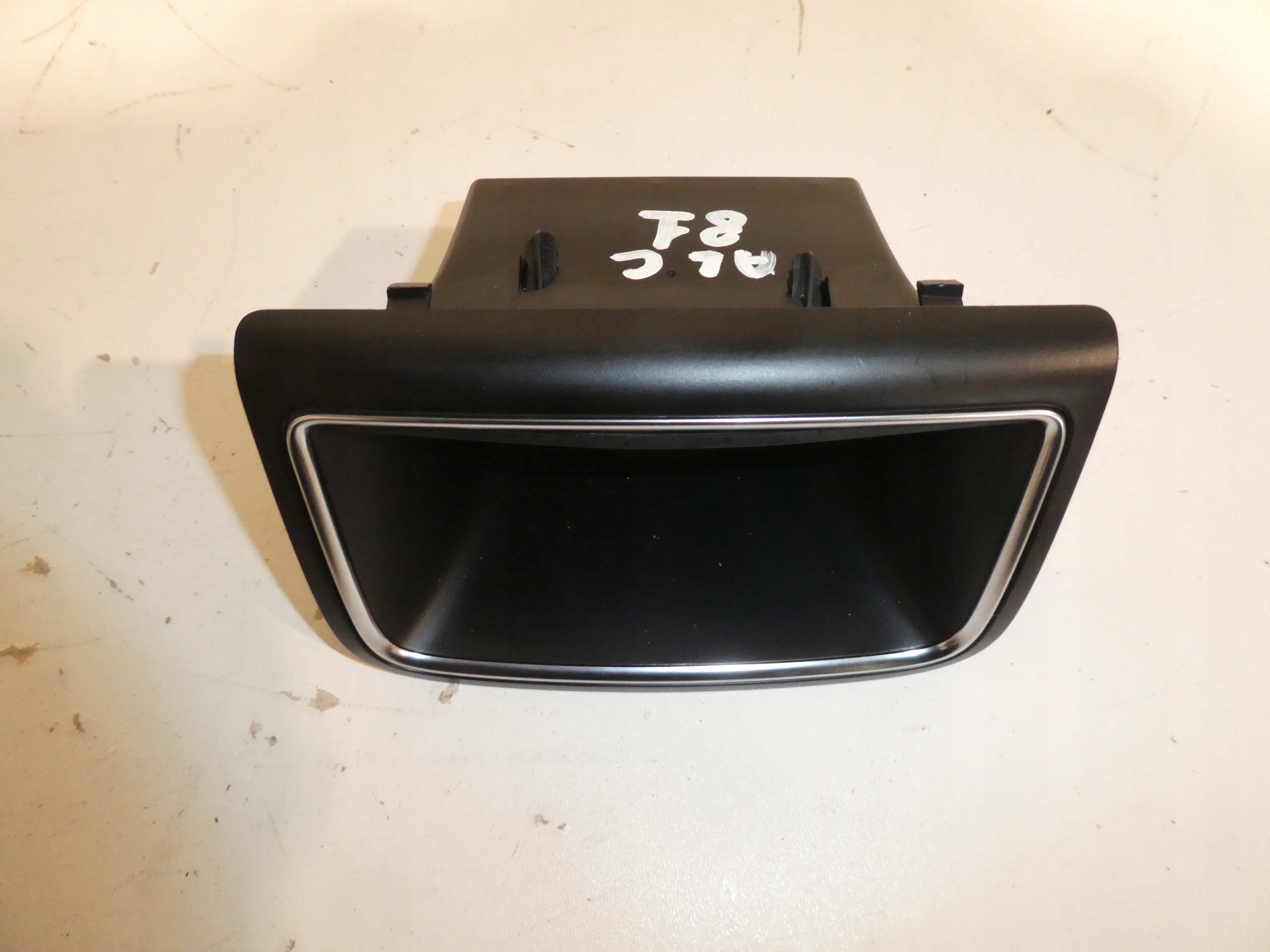 бардачок защита консоль зад Audi A4 B8 8K0863300B