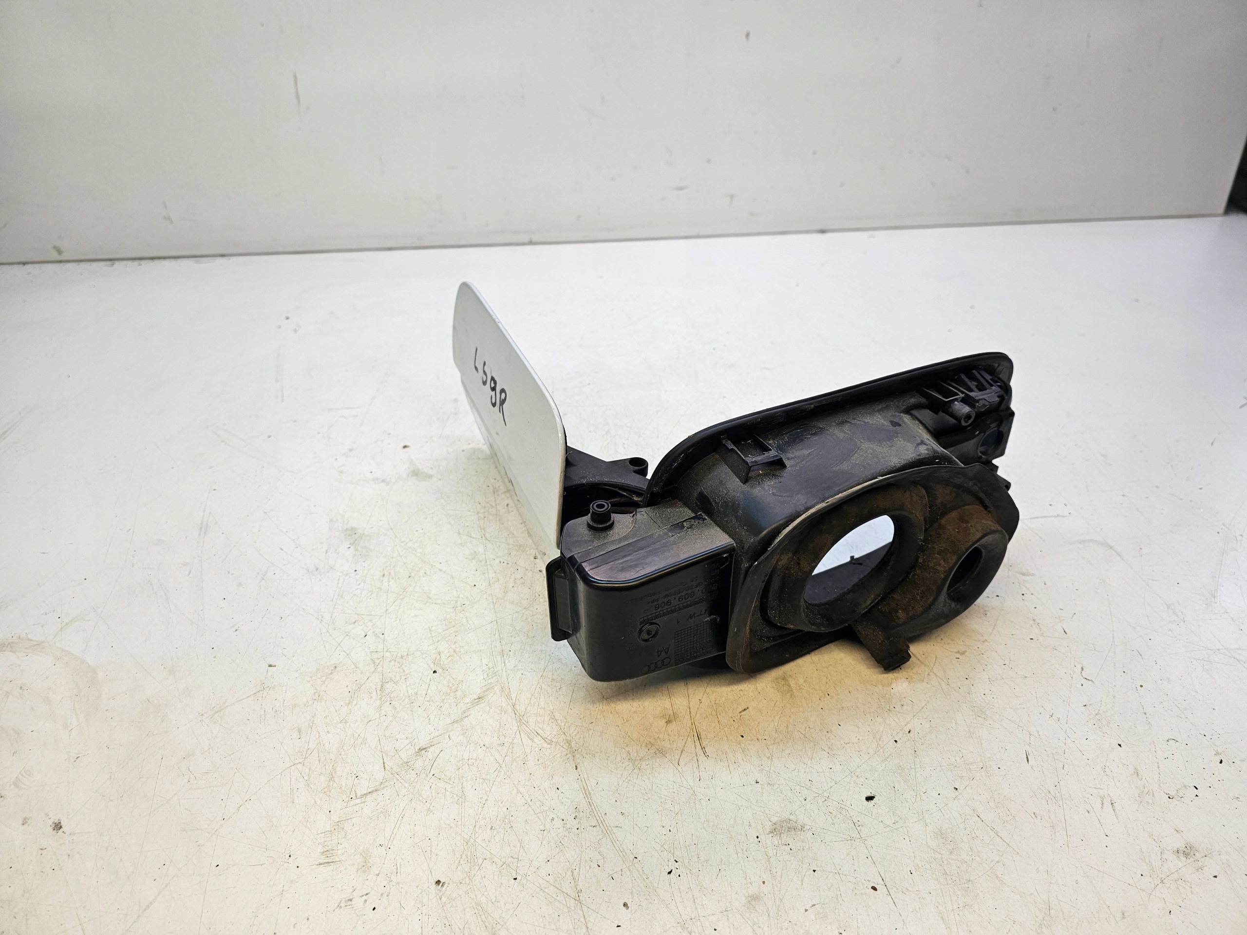 Tankklappe des Kraftstoffsbehälters AUDI A4 B9 8W0809906A LS9R
