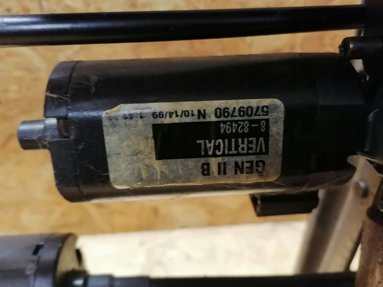 Основание двигателя правое сиденье Chrysler 300M