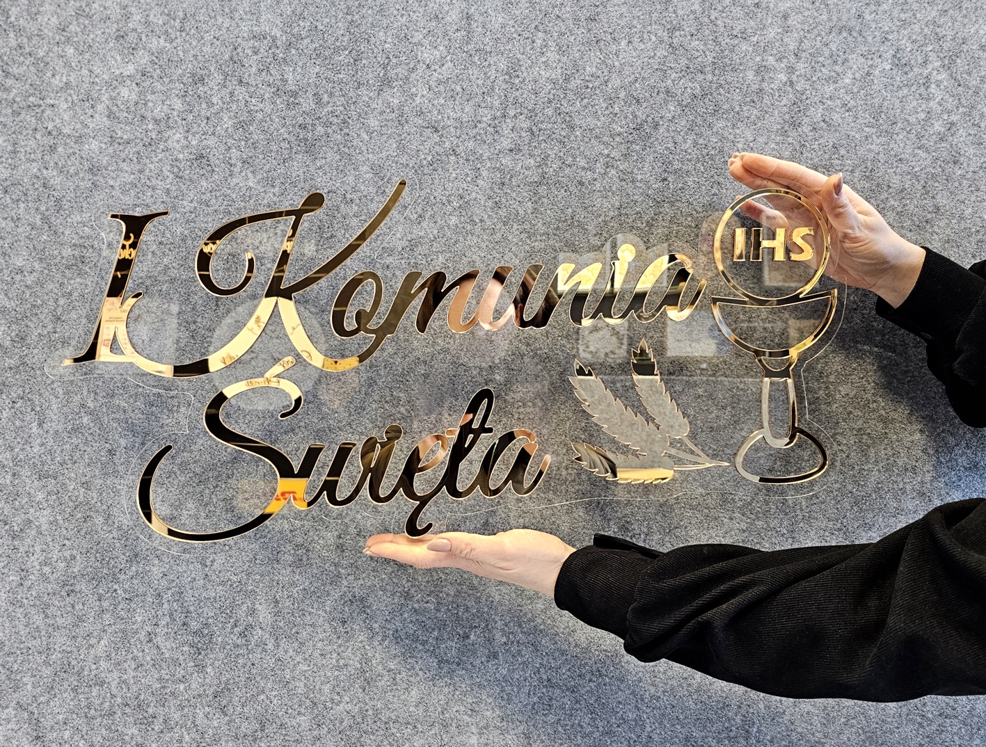 Velký zrcadlový zlatý nápis a Svaté Přijímání – společenská dekorace s kalichem
