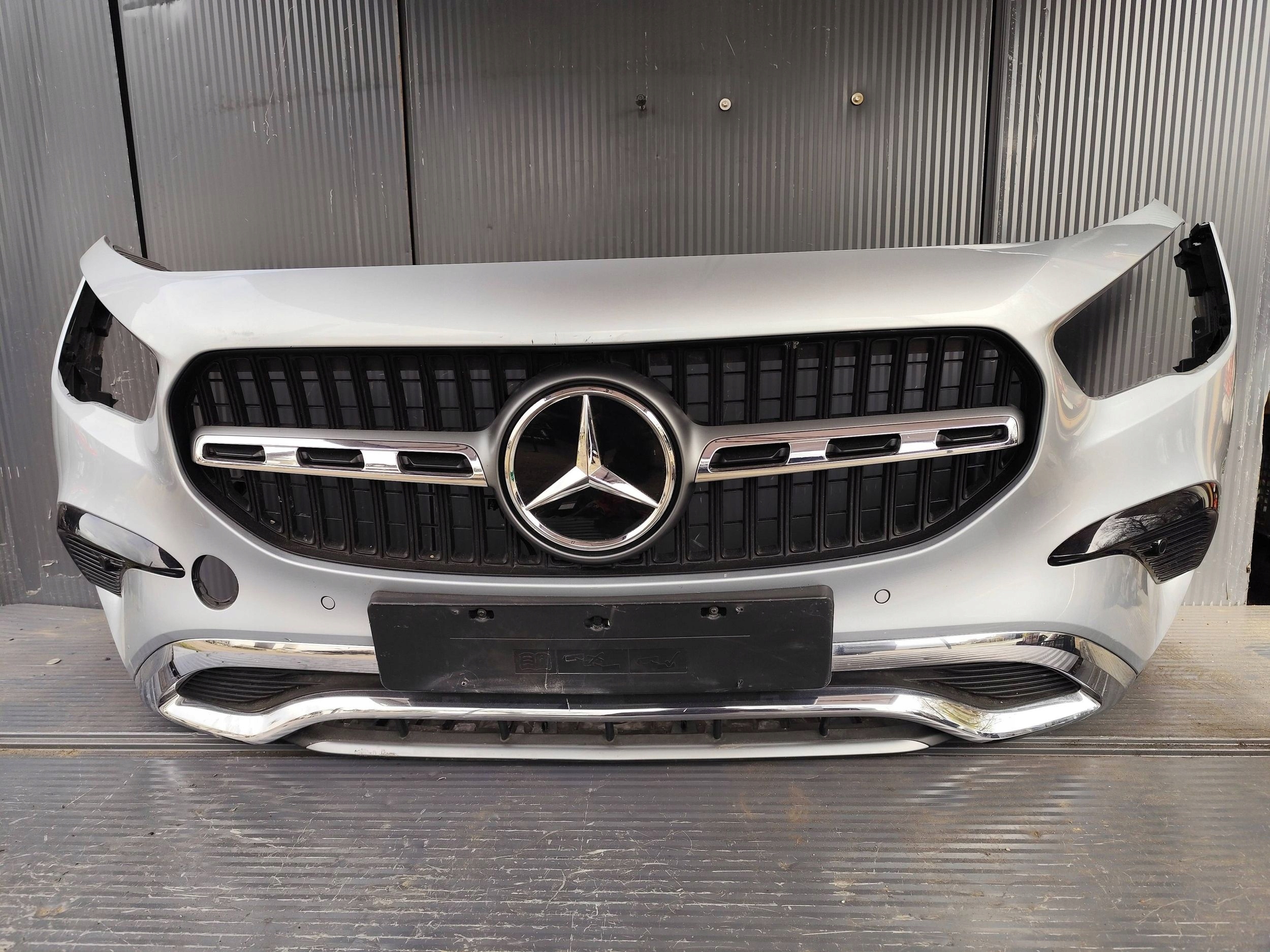 MERCEDES GLA 247 front bumper 6xPDC complete DEMONTAZ