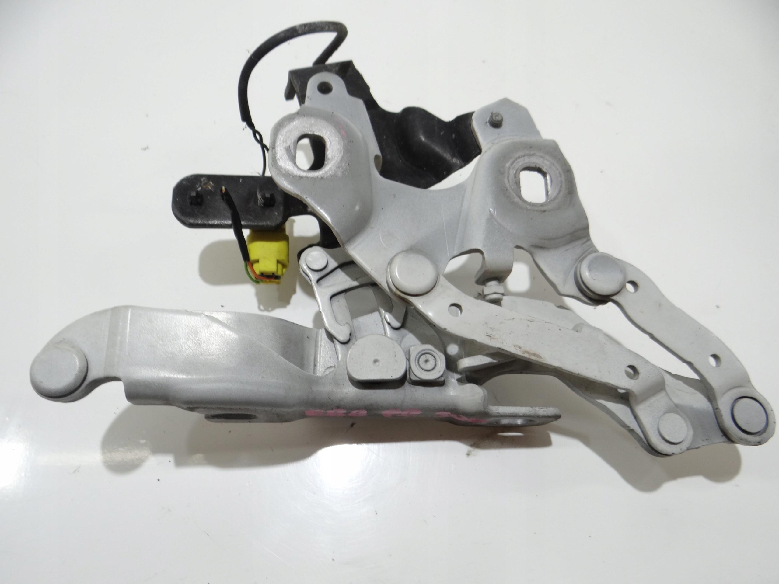hinge NABOJ PIROTECHNICZNY right bonnets BMW E88 300