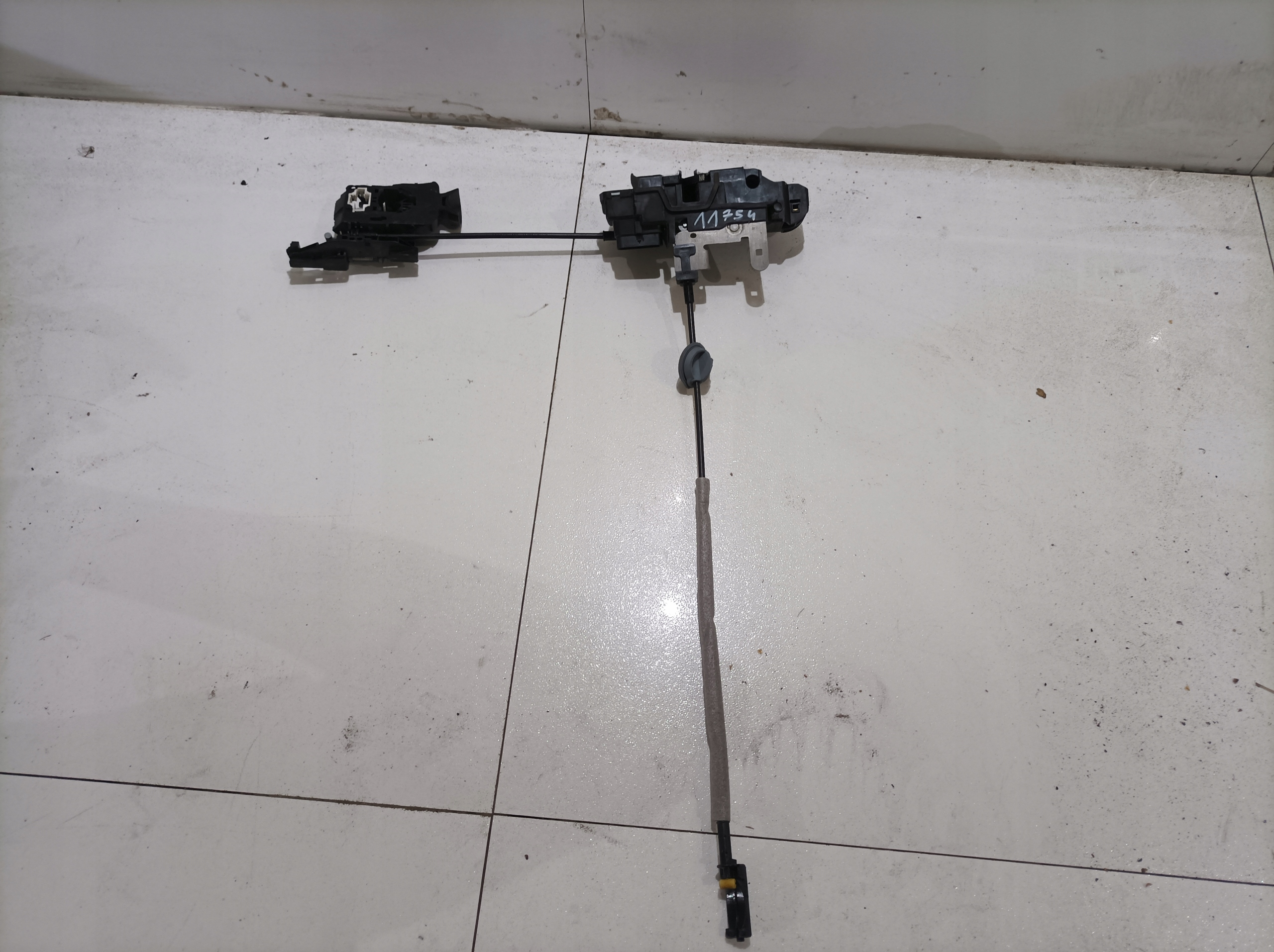 VOLVO V40 II ZAMEK DRZWI PRAWY TYŁ