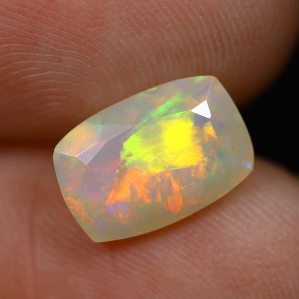 Přírodní opál 1.56 ct Cushion Etiopie certifikát Wbd