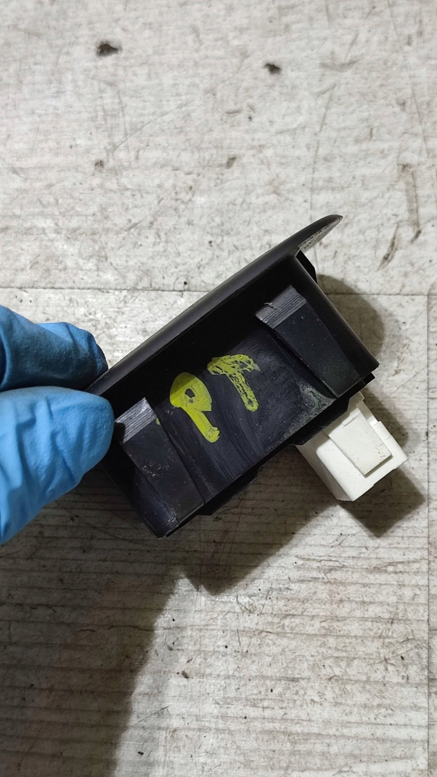 Peugeot 2008 and 2018 rear part side right window control switch