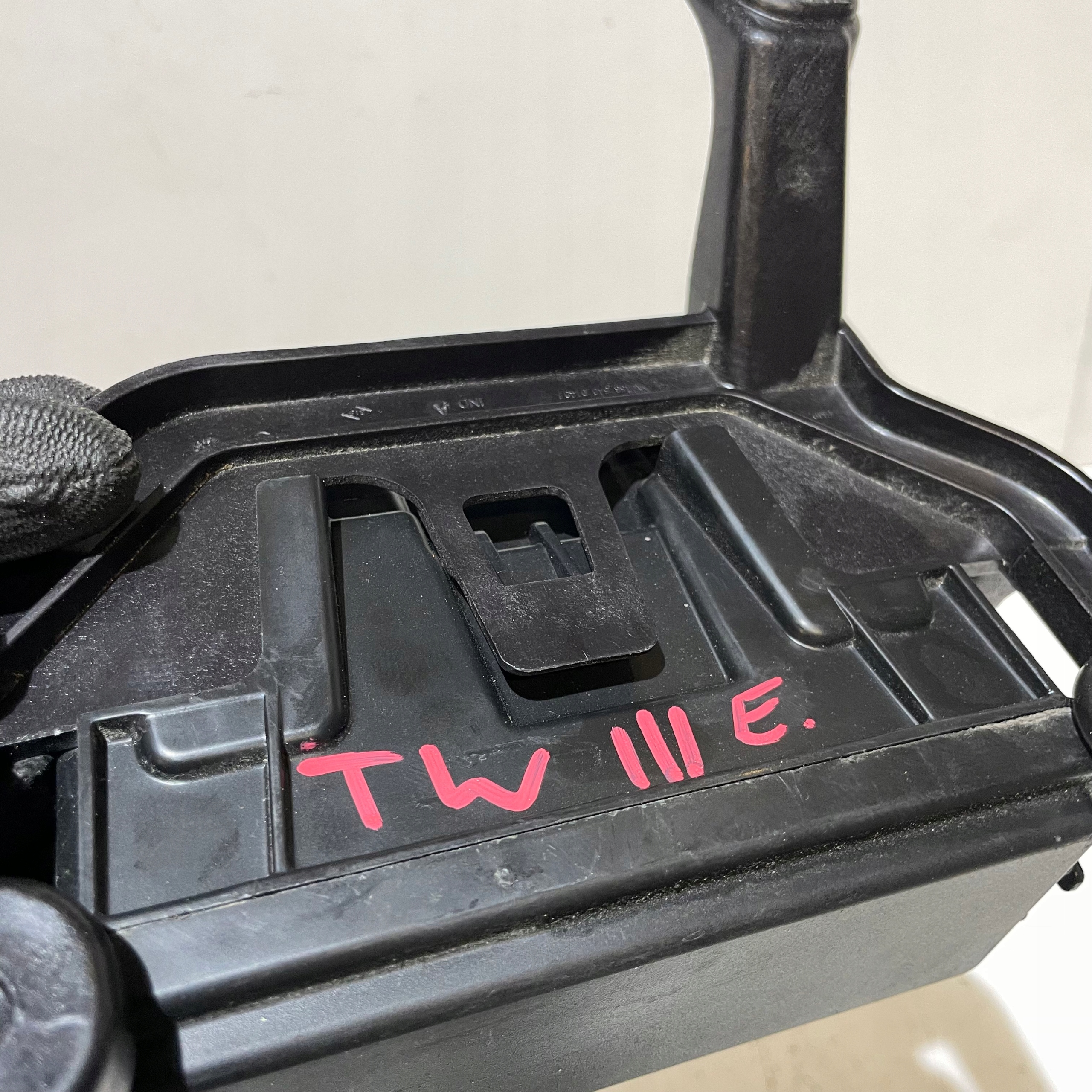 RENAULT TWINGO III Z.E. PUSZKA COMPARTMENT COVER