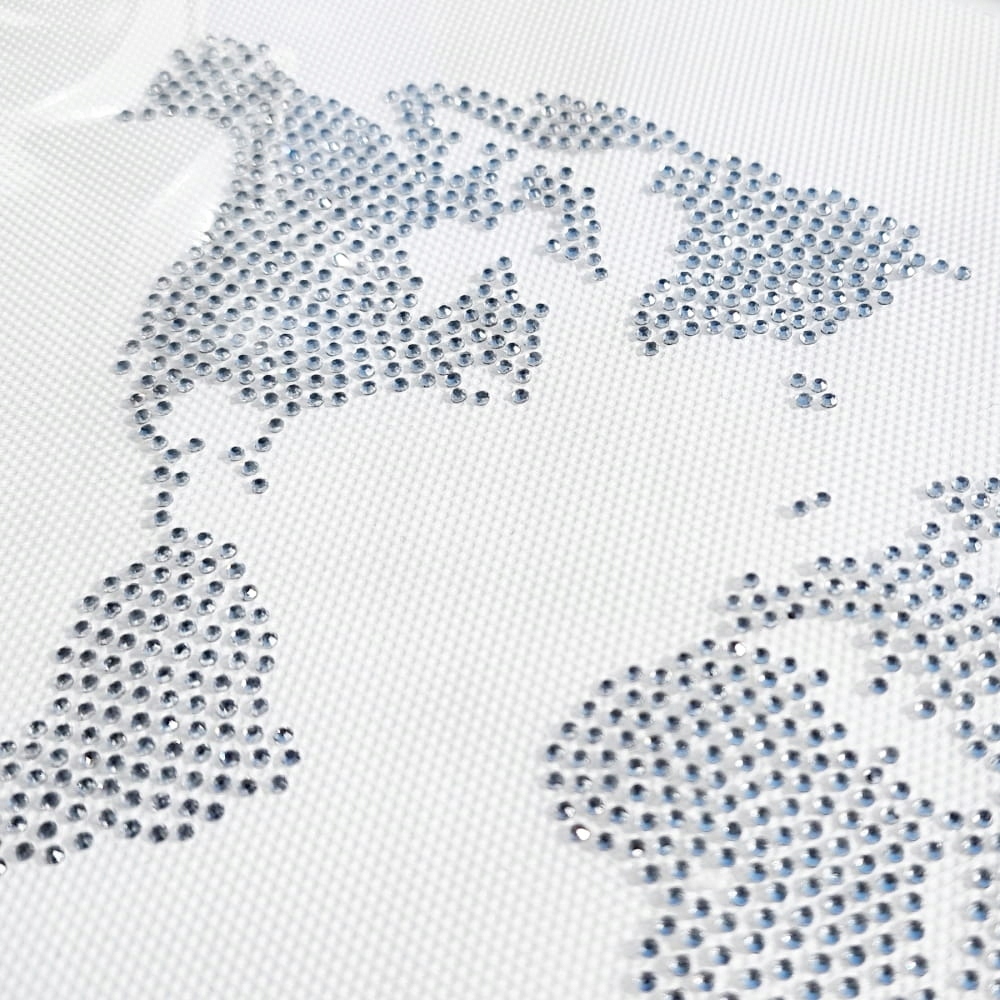 Naprasowanka na odzież z cyrkoniami - Mapa świata 25 x 13,4 cm Liczba sztuk w ofercie 1 szt.