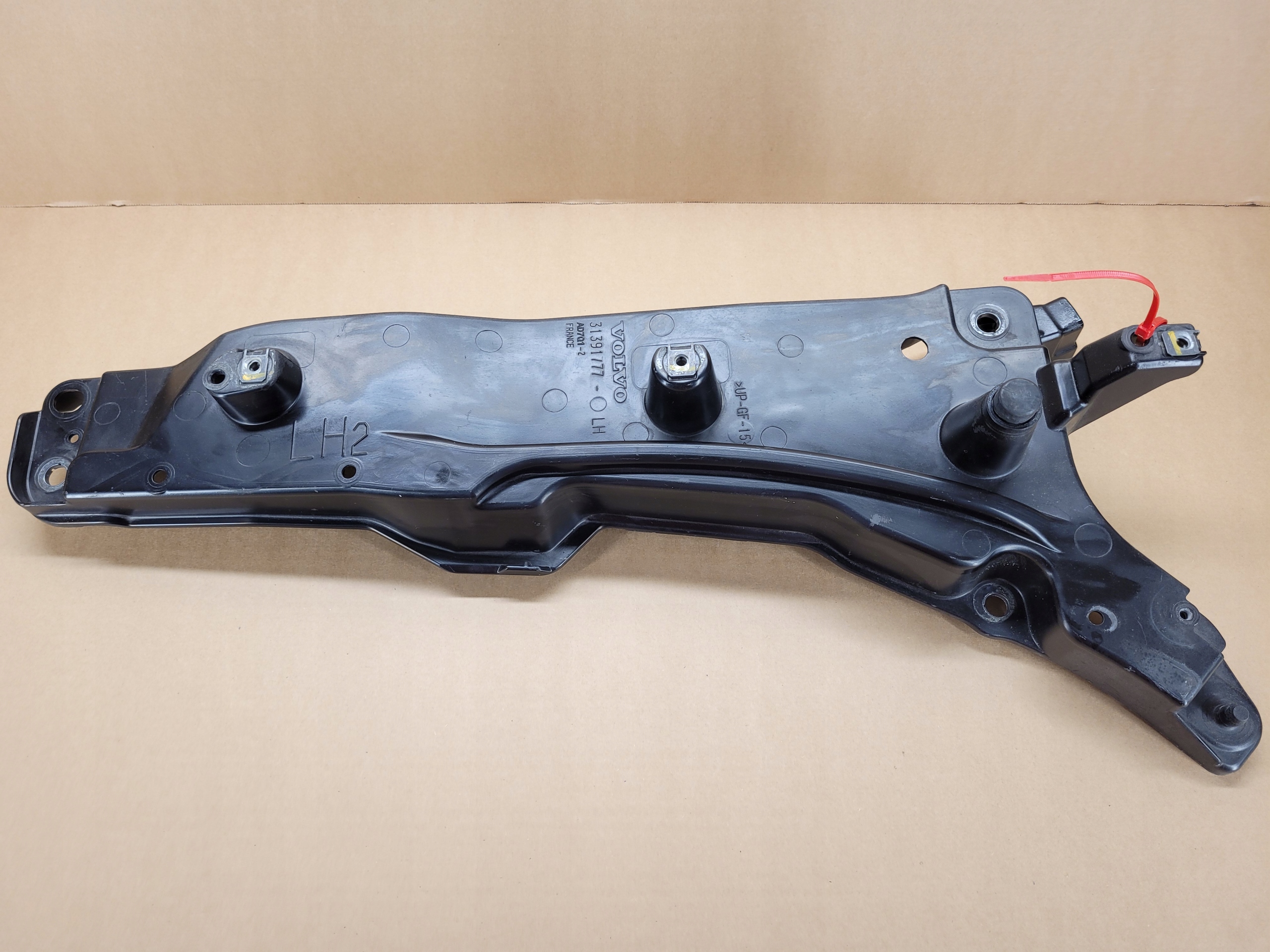 XC1717 31391777 - ЛІВЕ КРІПЛЕННЯ КРОНШТЕЙН КРИЛА XC90 II КОЛІР 717