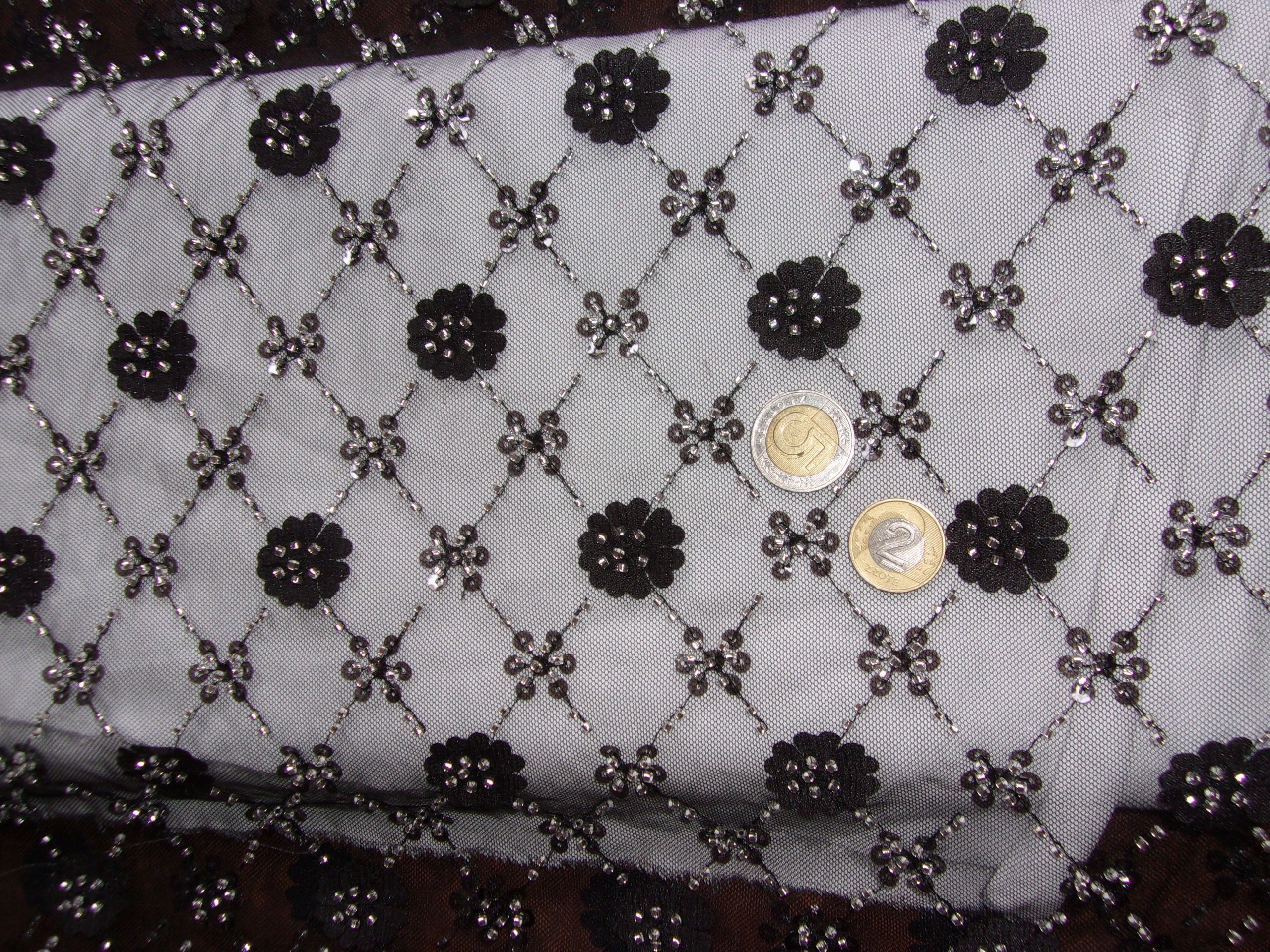 italský černý měkký tyl s vyšívanými květy
