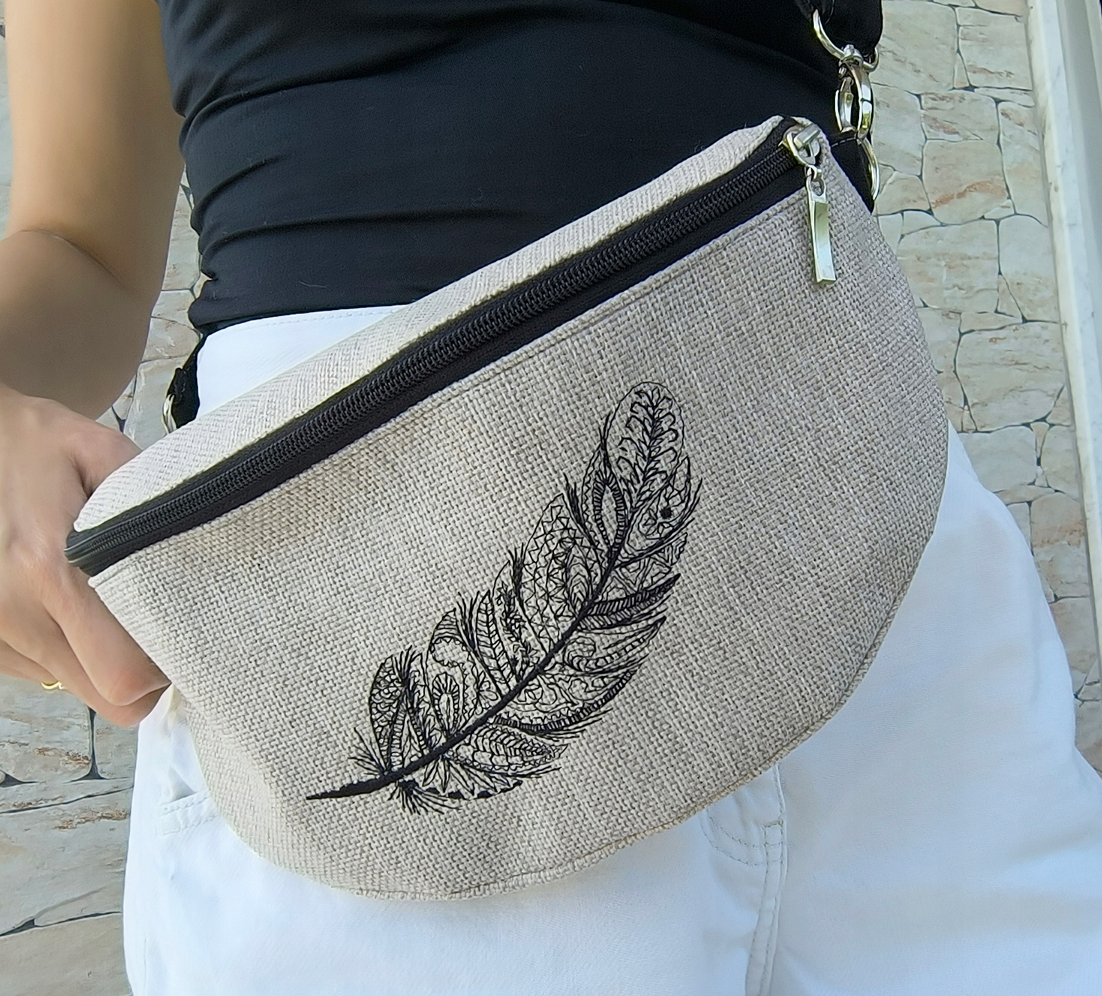 Ledvinka béžová ledvinka přes rameno s peřím, pletený materiál