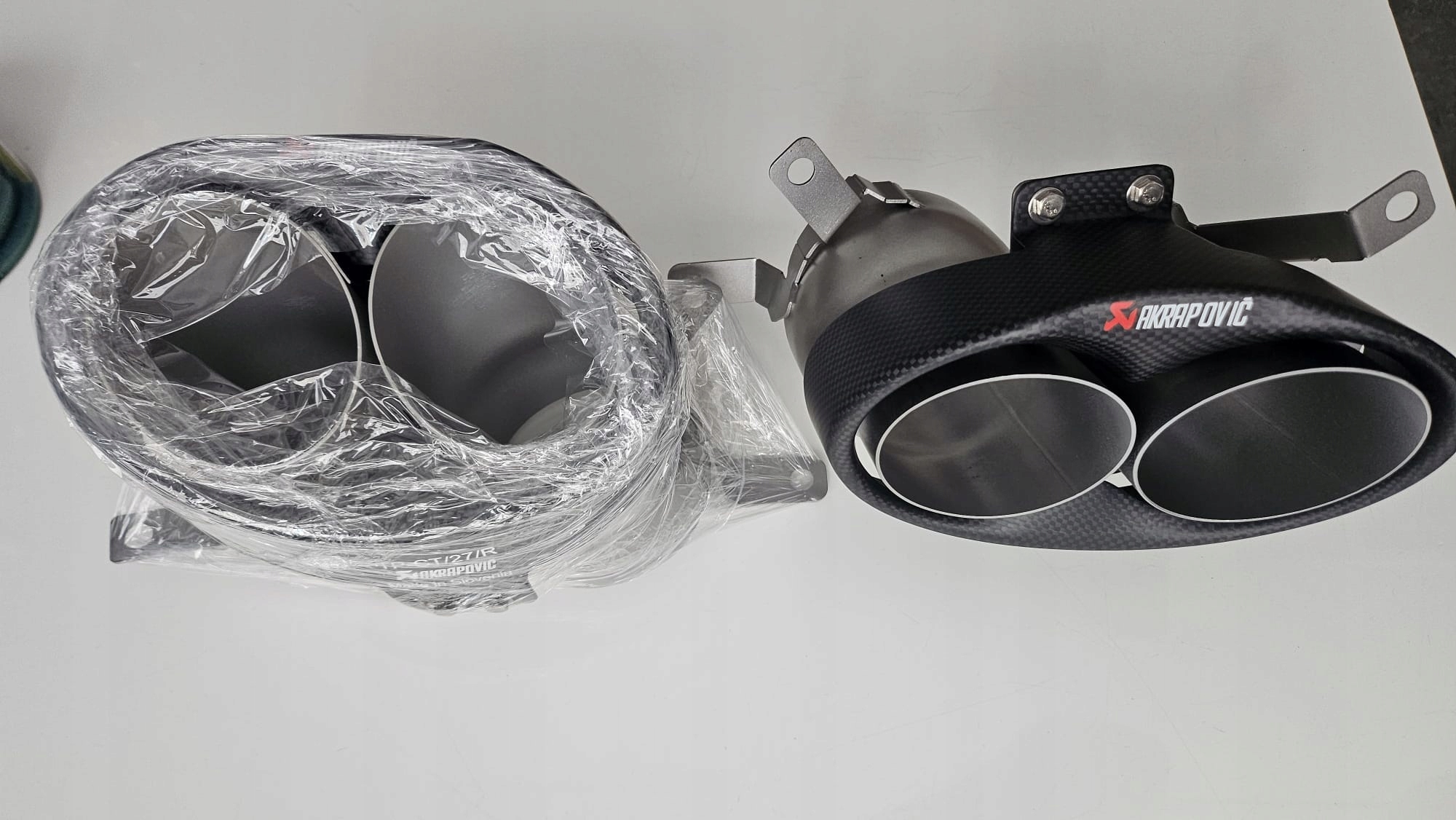 Końcówka wydechu tłumika Akrapovič podwójna tytanowa karbon 90 mm / 63 mm