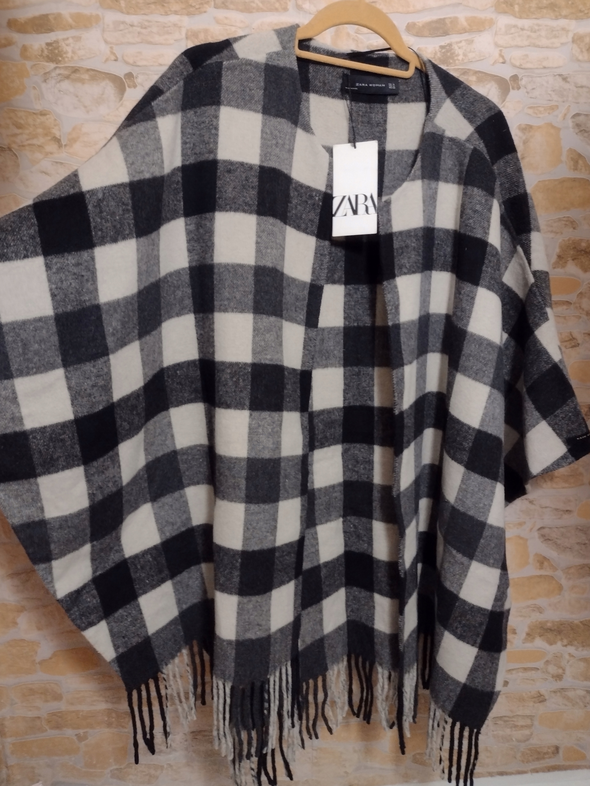 Zara Woman Ponczo bia\u0142y W stylu casual Moda Swetry Poncza 