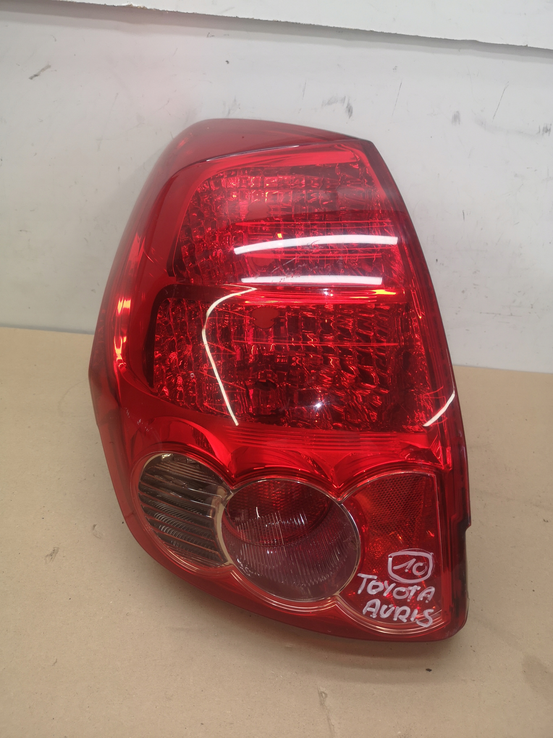 ФАРА ЛІВА ЗАД. TOYOTA AURIS Id 3 ДВЕРІ 06-09 UK