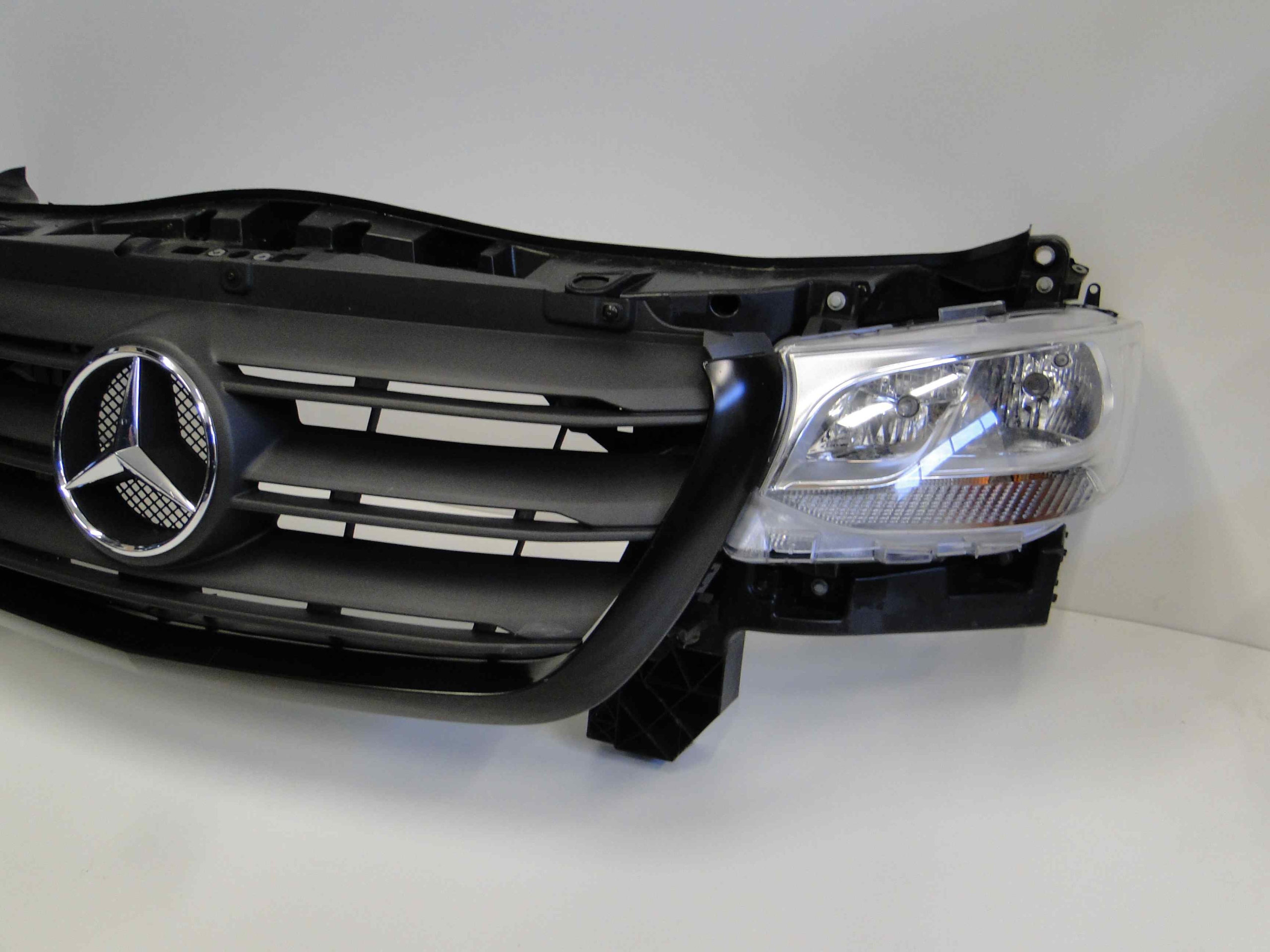 MERCEDES SPRINTER W907 907 GRILL LAMPA PAS PRZEDNI Jakość części (zgodnie z GVO) O - oryginał z logo producenta pojazdu (OE)