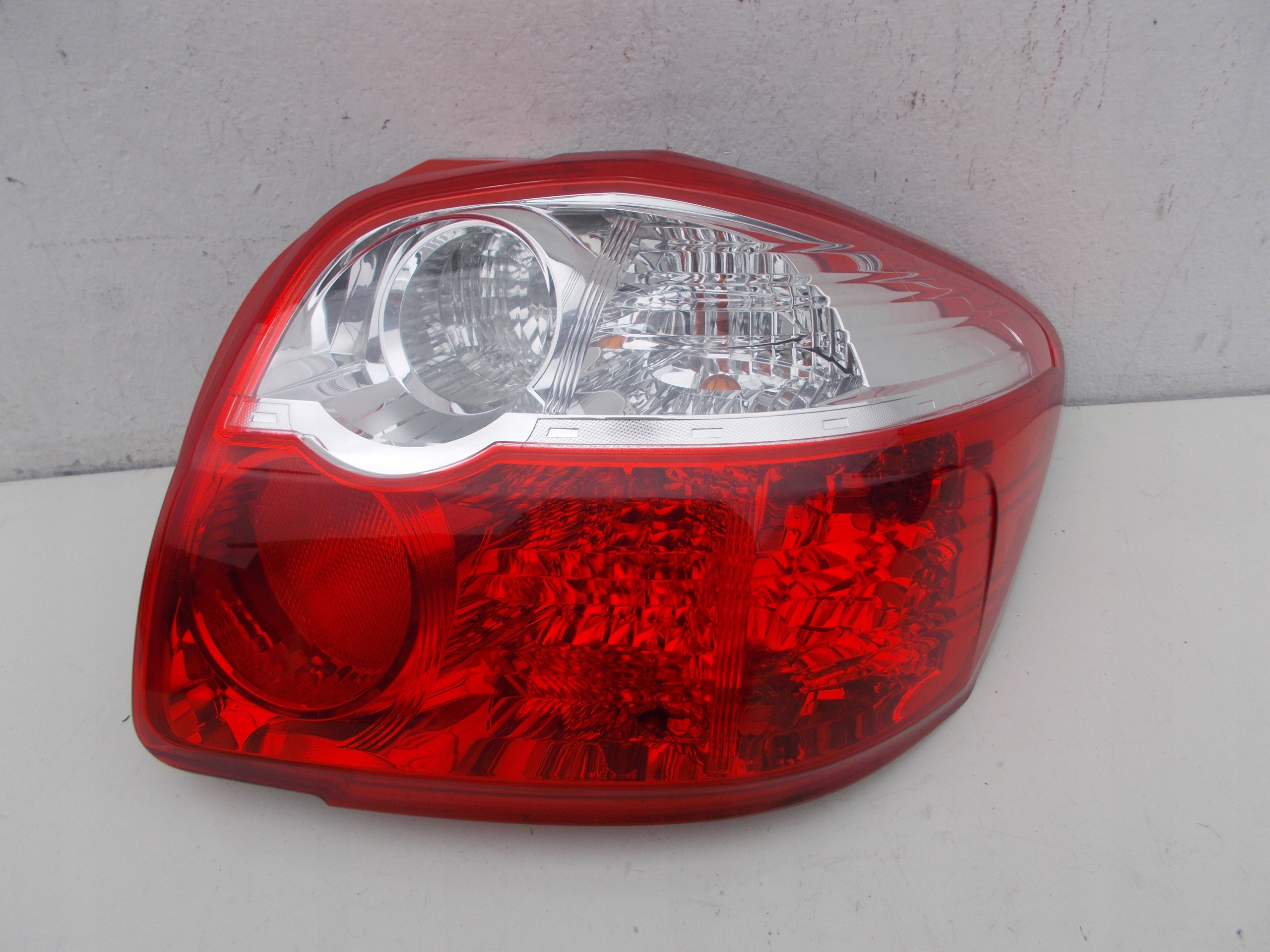 LAMPA TYŁ TYLNA TOYOTA AURIS I LIFT E15 2009 - 2012 EUROPA PRAWA
