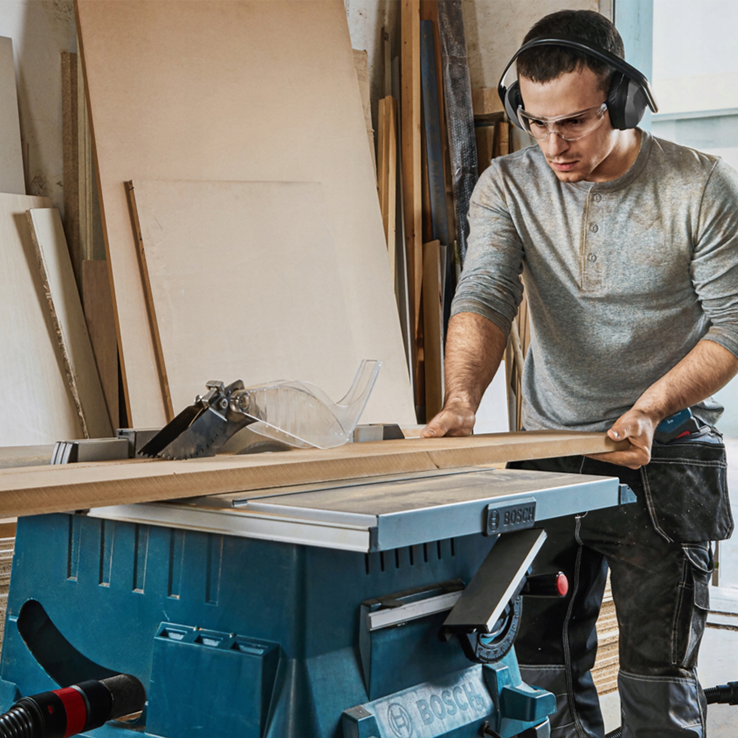 Bosch MOCNA KRAJZEGA PIŁA STOŁOWA PILARKA PRZECINARKA DO DREWNA GTS 1800W Napięcie zasilania 230 V