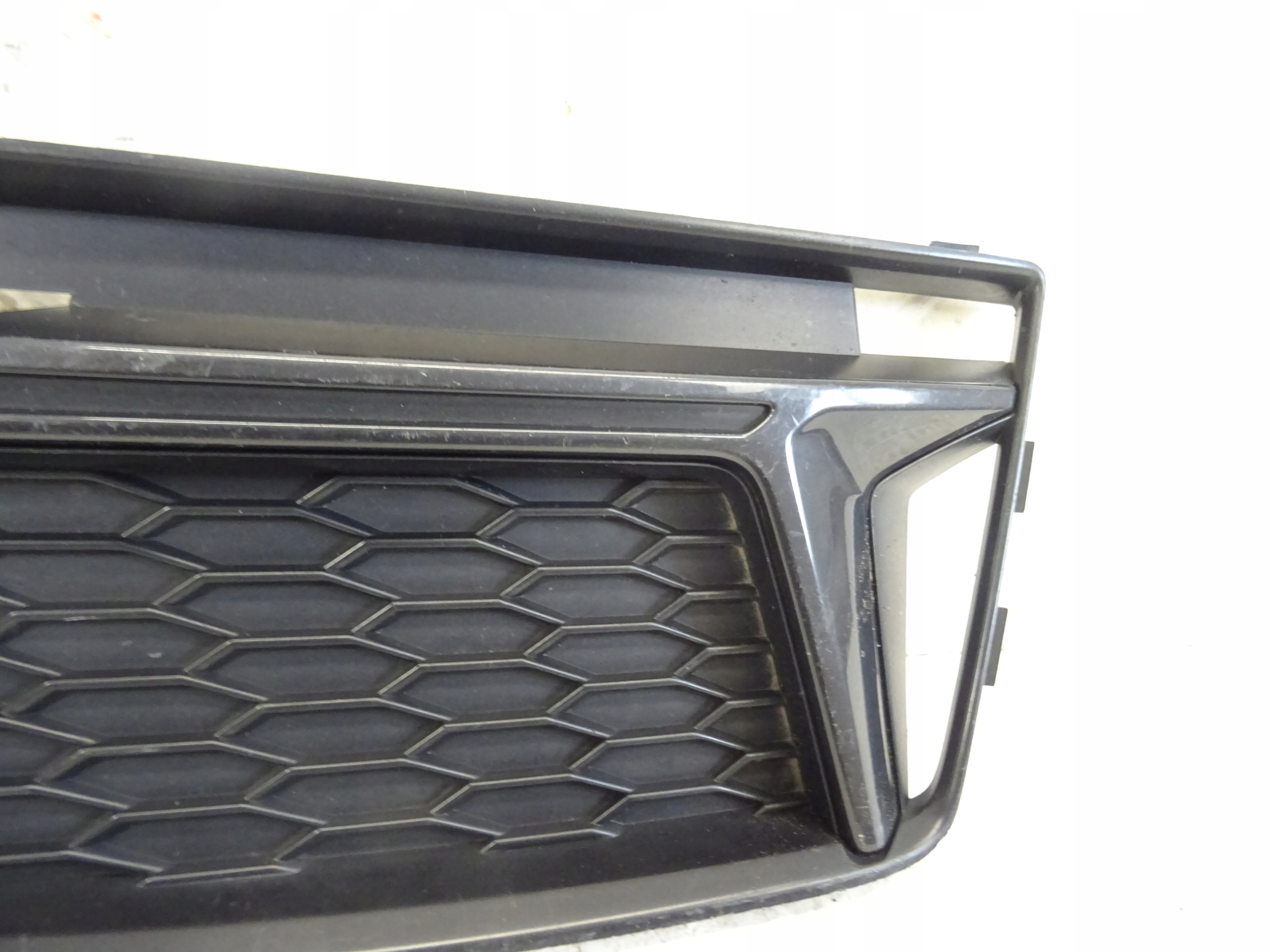 grid of a bumper front front right A4 S4 B9 S-LINE 8W0807682K