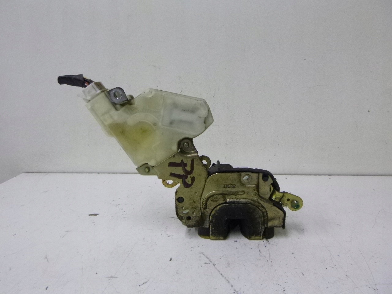 lock door front right Nissan Almera Tino 02r.