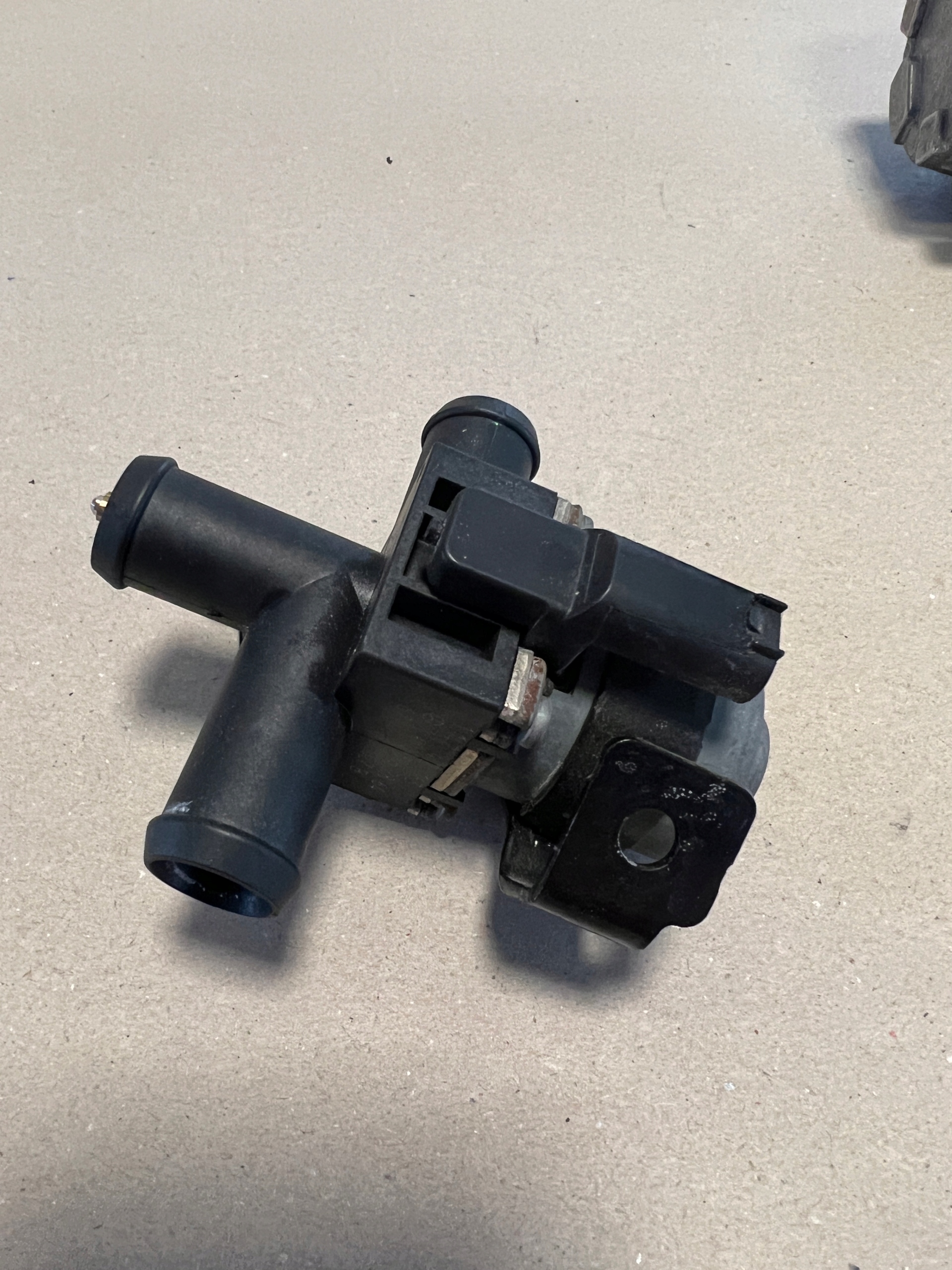 A2135060240 - MERCEDES GLC W253 электромагнитный клапан A0005062864