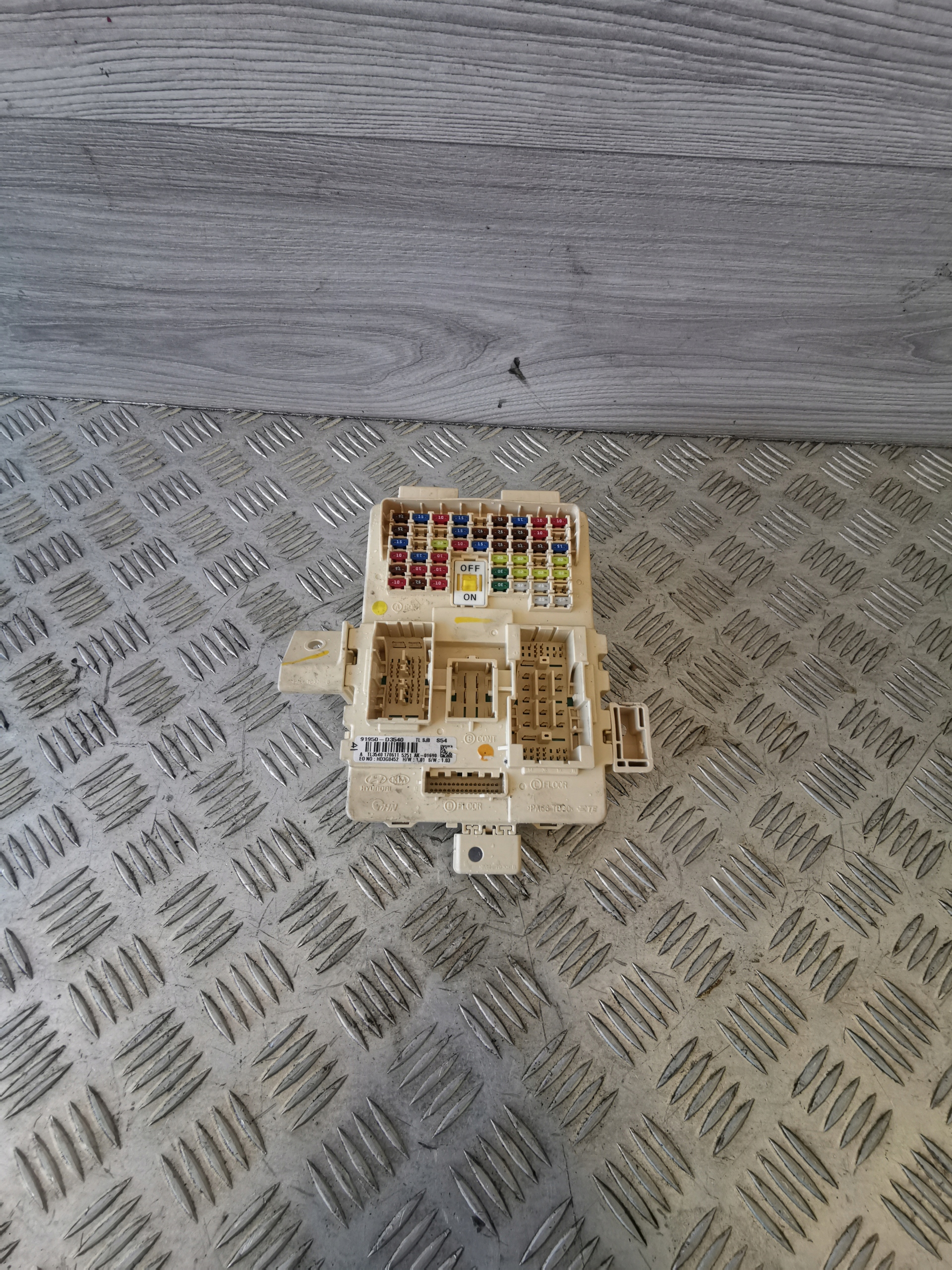 HYUNDAI TUCSON II III 15-18 SKRZYNKA BEZPIECZNIKOW MODUL BCM