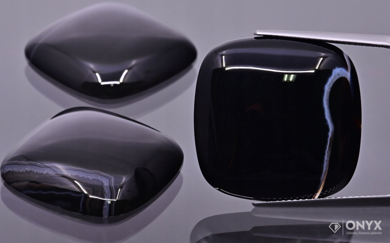 Onyx pruhovaný kabošon cushion 25x25 mm