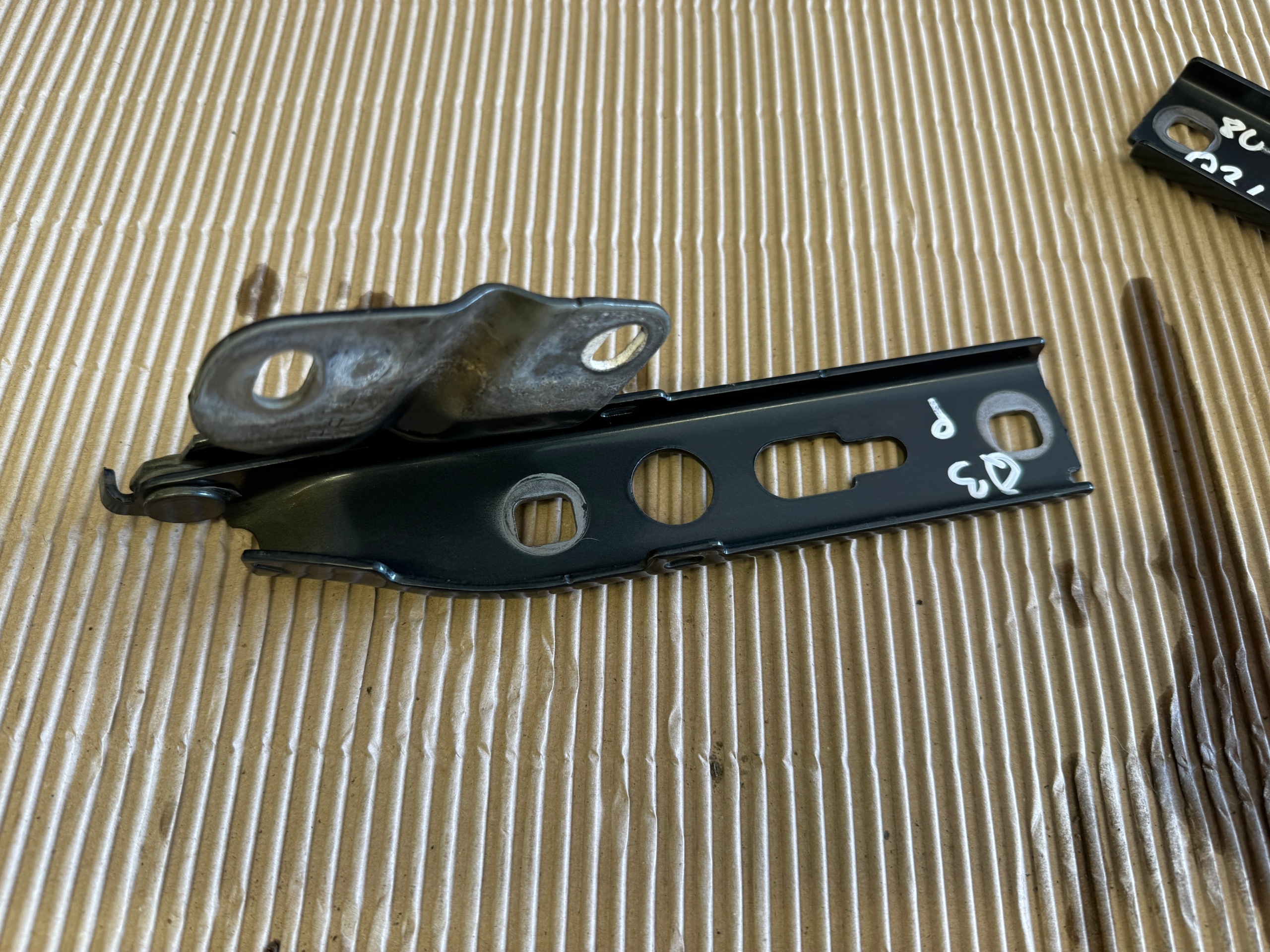 AUDI Q3 8U LIFT hinge bonnets right 8U0823302