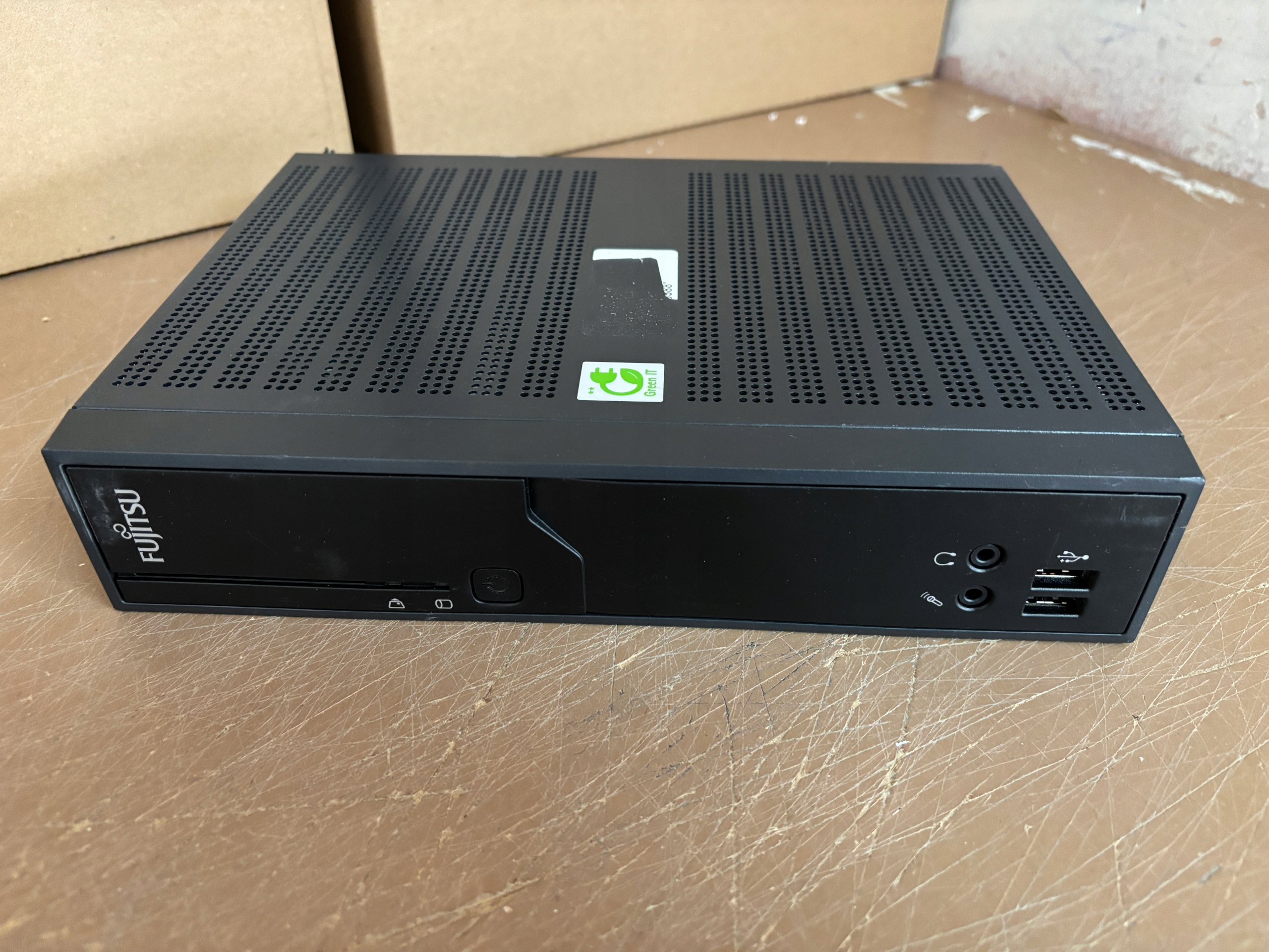 Fujitsu Futro S900n 2GB / BRAK SSD / TERMINAL + ZASILACZ + MYSZKA Marka Fujitsu