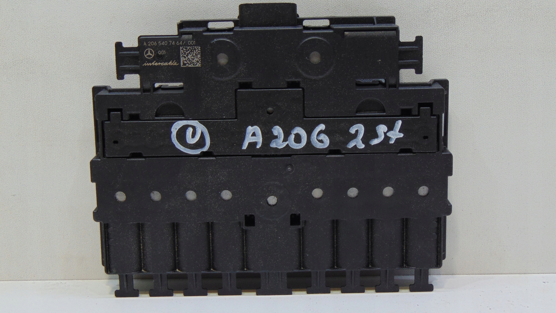 GNIAZDO BEZPIECZNIKÓW MERCEDES A2065407464