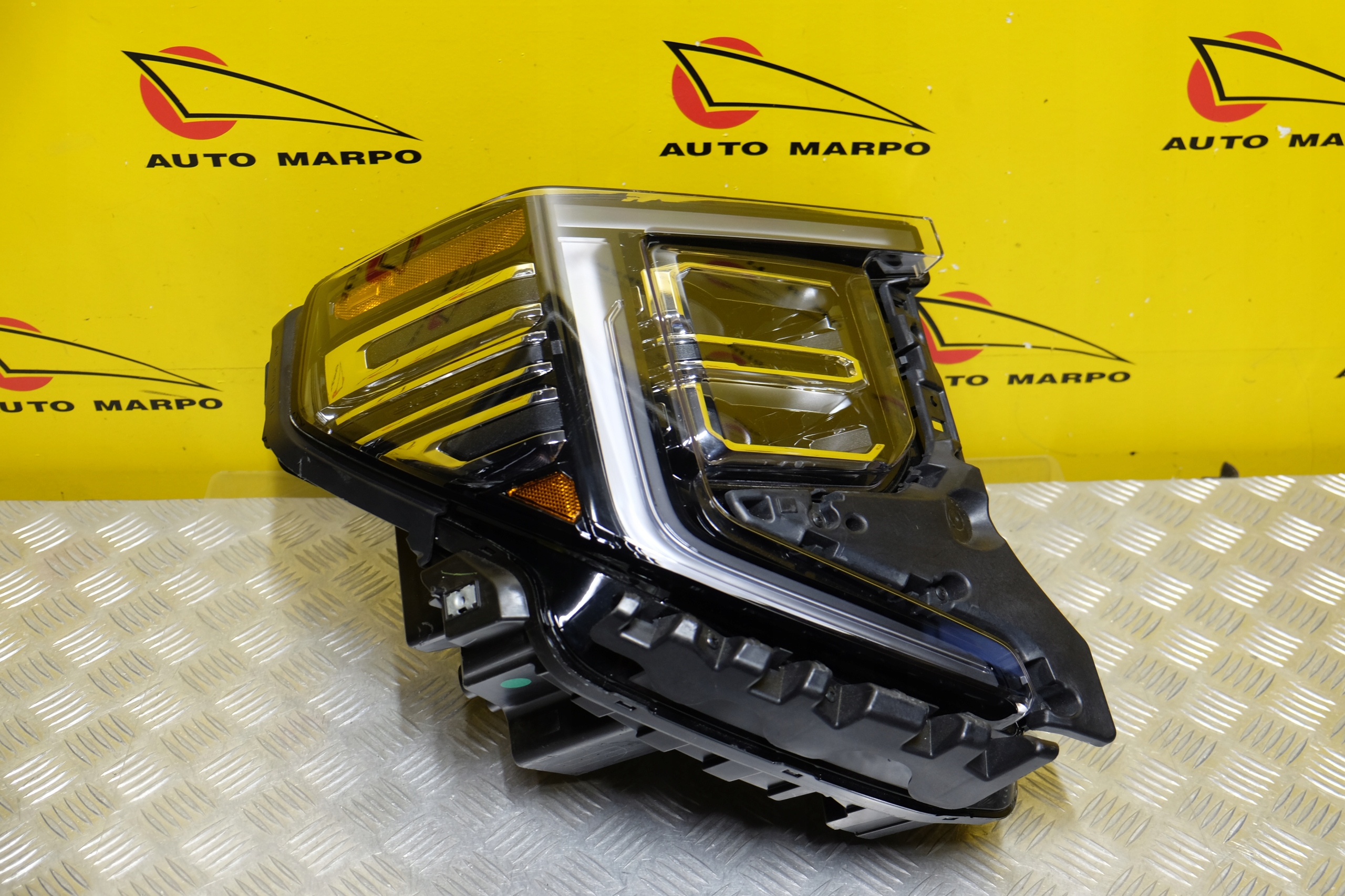 GMC SIERRA 2022- REFLEKTOR LAMPA PRZÓD LED R USA Wersja Amerykańska