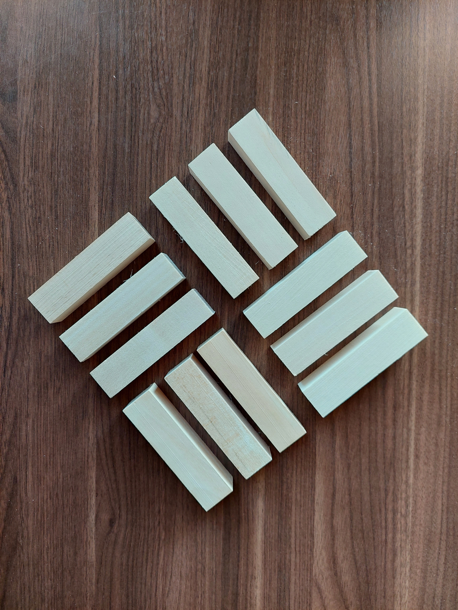 Dřevo lipové kostky 10x2,5x2,5cm na vyřezávání