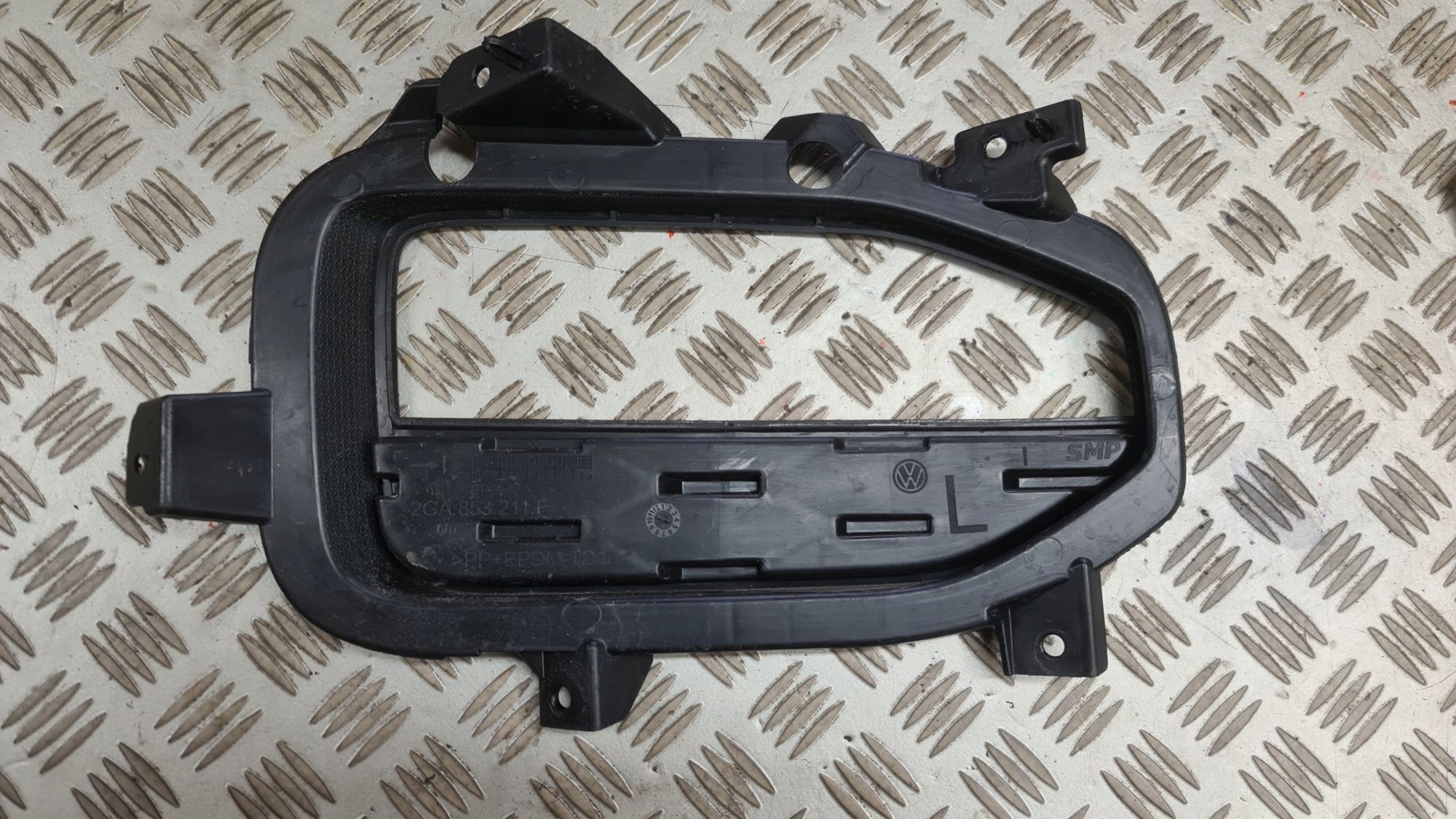 left grid of a bumper VW T-ROC 17->